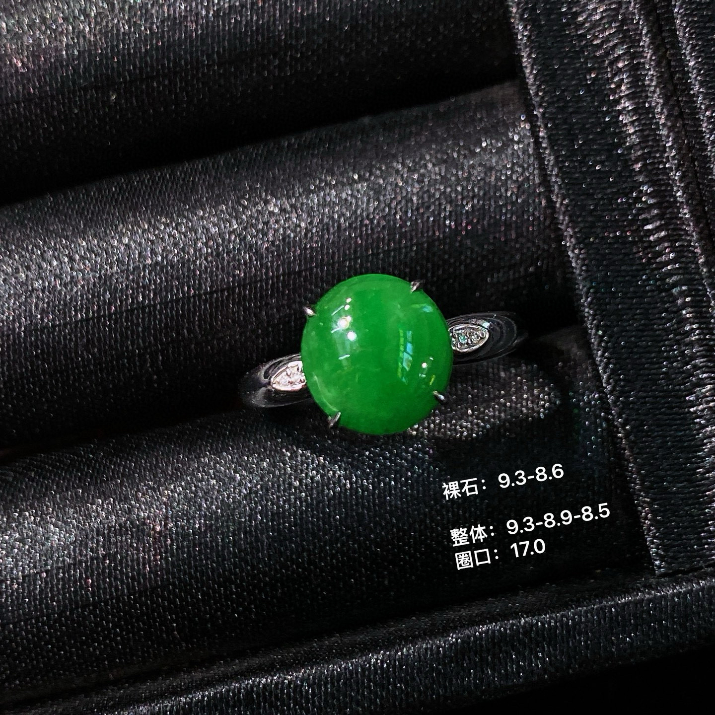冰阳绿蛋面戒指 
色泽浓郁鲜亮，圆润饱满
18k金镶嵌，简镶真的很耐看
实物更美～