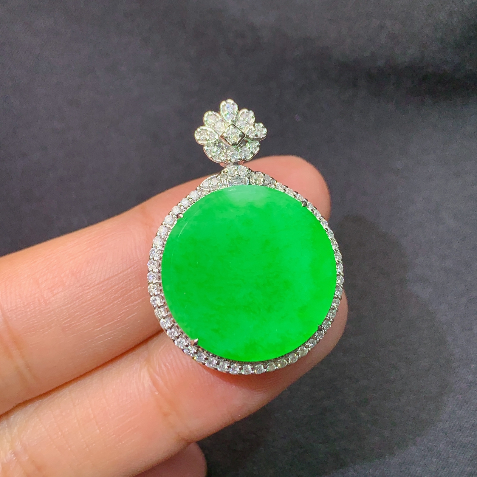 冰阳绿圆牌吊坠，18k金镶嵌，冰润色阳，种老水足，Rj 尺寸30.1*21.6*8.5