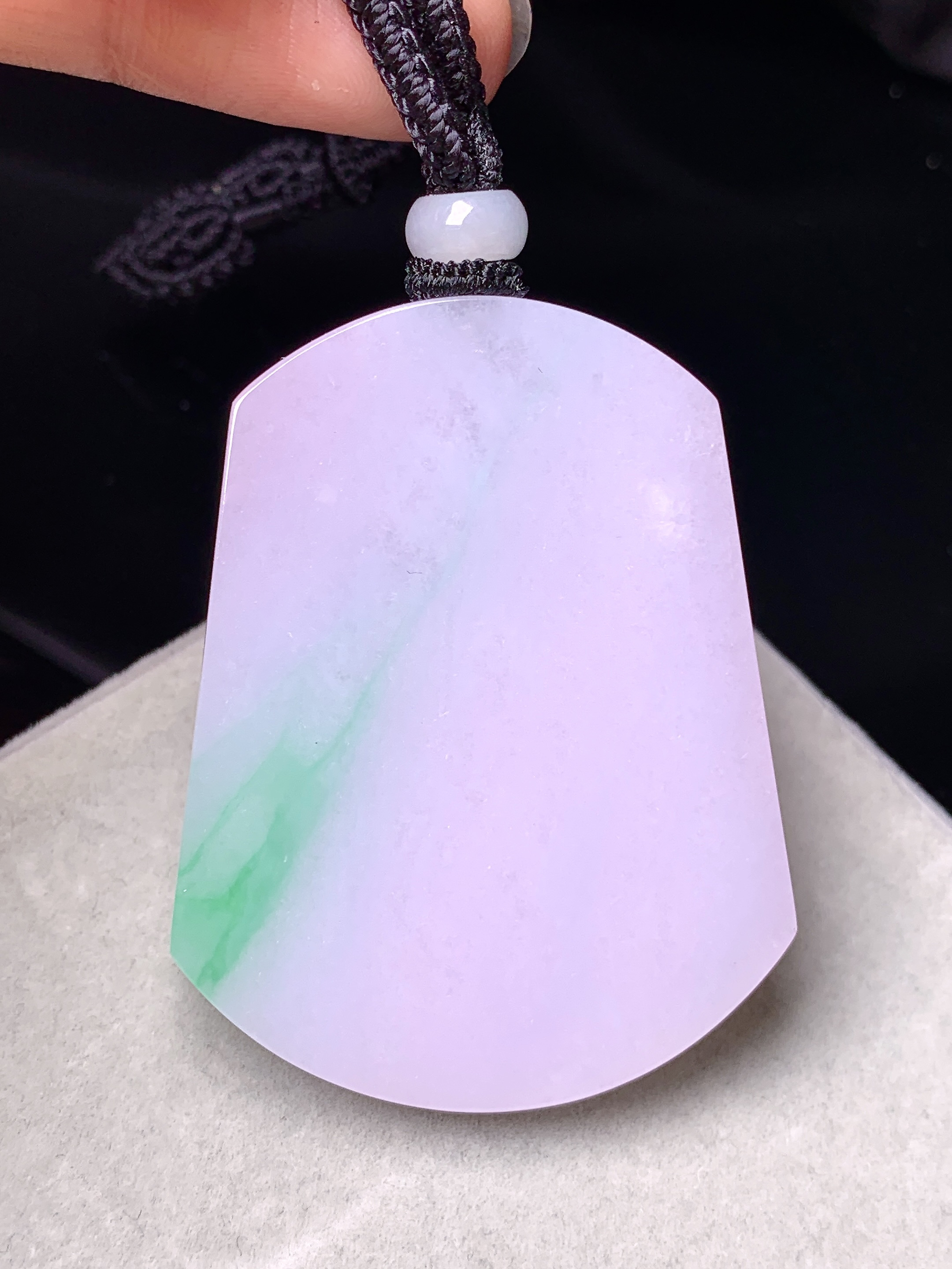 淡紫罗兰飘绿无事牌吊坠 玉质细腻 色泽艳丽清新 水润亮眼 整体尺寸49.5*38.2*5.7w1
