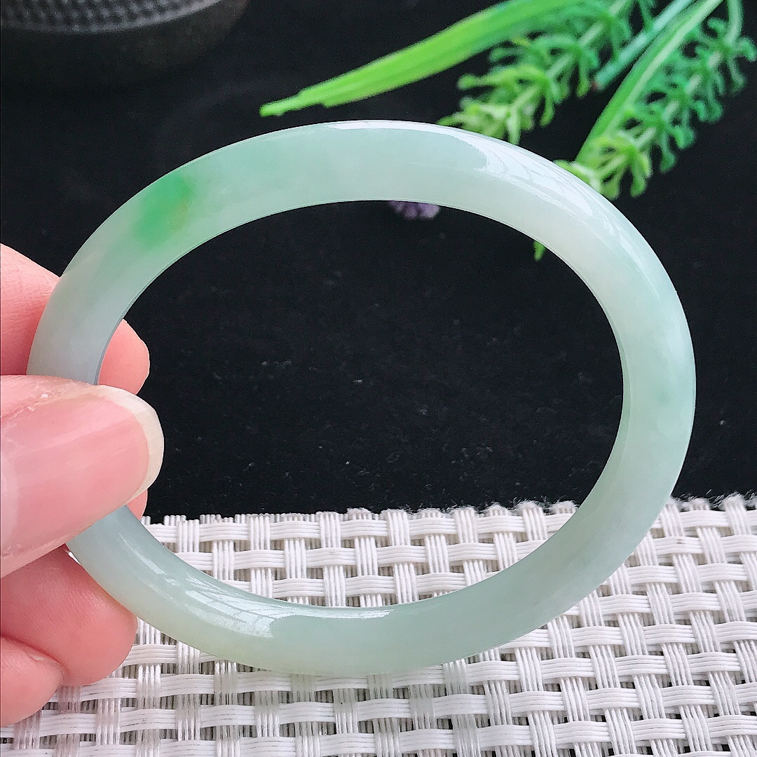 实拍A货翡翠52.5/48.5/7.4/7.2老坑冰胶水灵飘绿贵妃手镯叮当镯