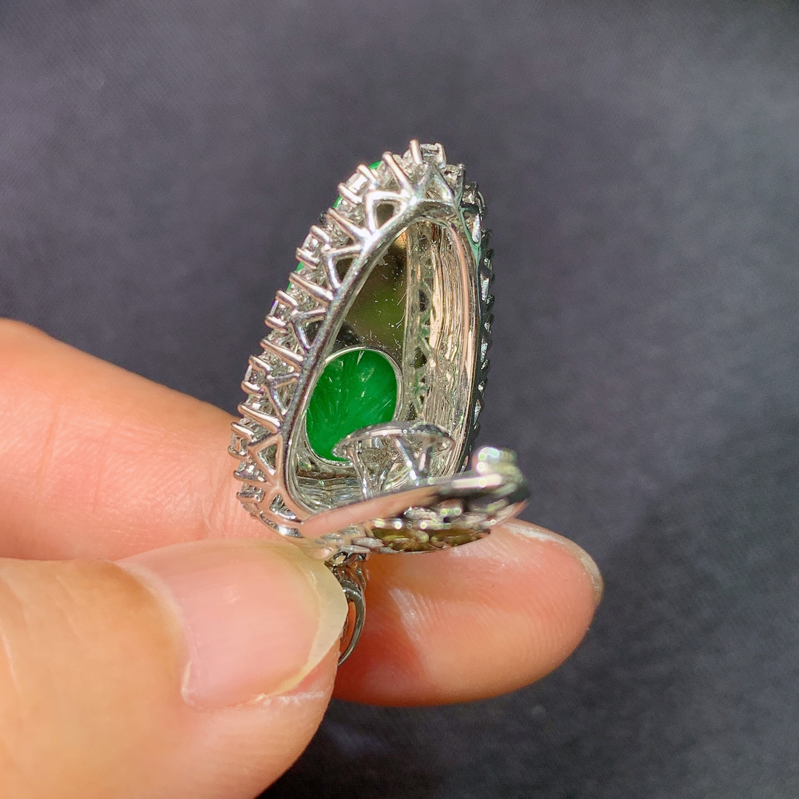 冰阳绿树叶吊坠，18k金镶嵌，冰润色阳，玉质细腻，种水足，Dd 尺寸30.9*14.2*8