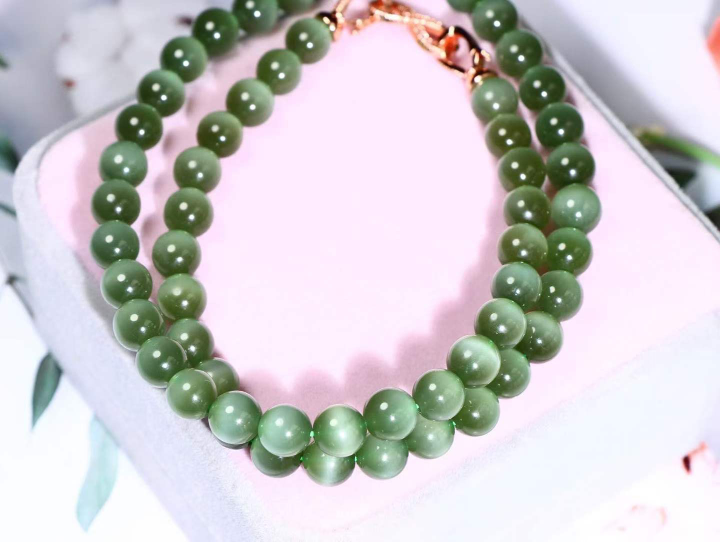 【珠圆玉润】

精品和田玉碧玉猫眼项链 玉质温润细腻  眼线灵动 整串打磨圆润，佩戴舒适。珠珠落玉盘，间关莺语花底滑，一生美好时光，无论身在何处，都有它相伴相守。事事顺遂，幸福美满，吉祥如意。重46.7克 尺寸取一8mm  
1FSO16824203126