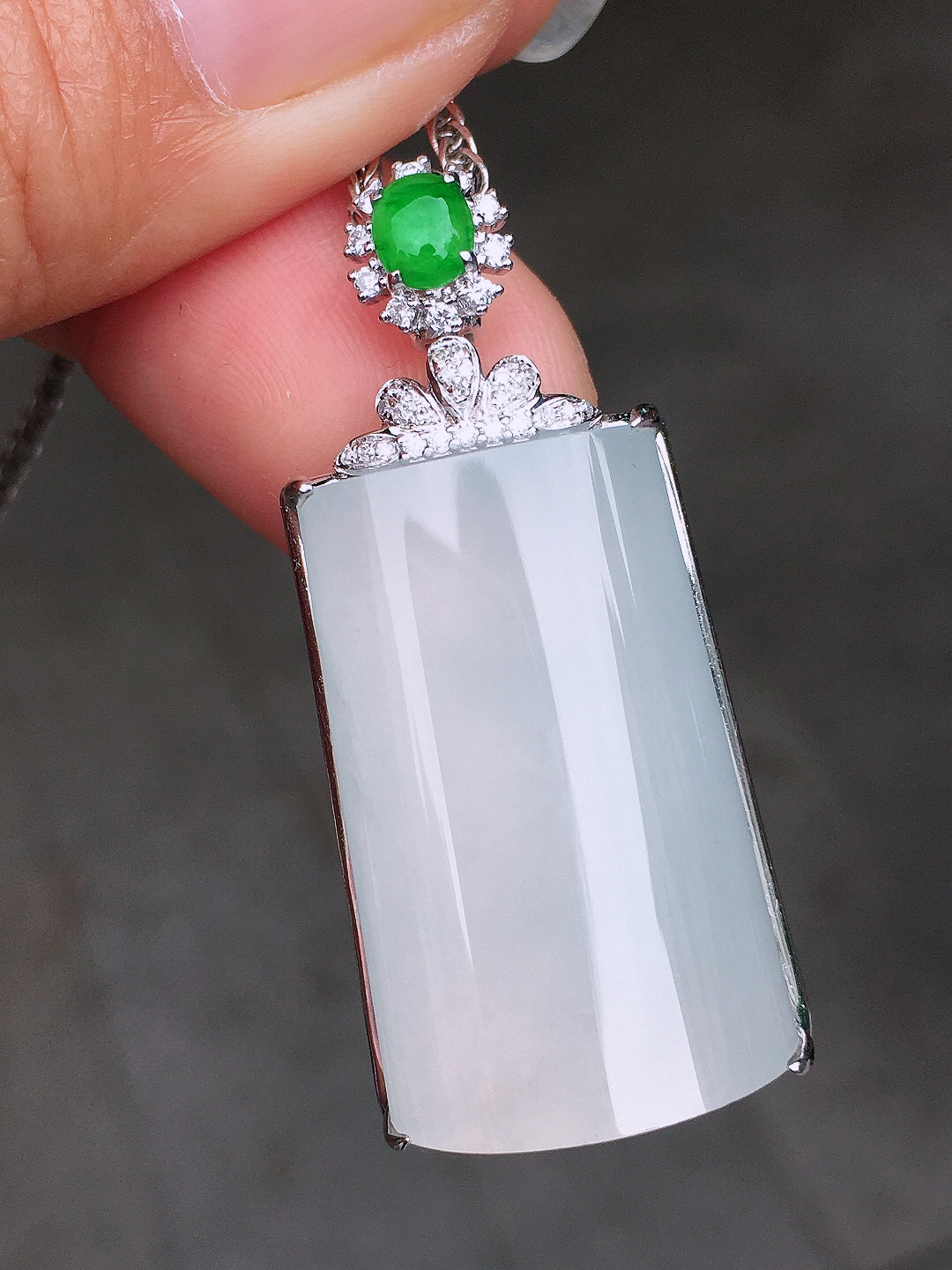 冰种无事牌吊坠，玉质细腻，荧光感超
强，饱满圆润，尽显优雅气质，18k
金豪华镶嵌