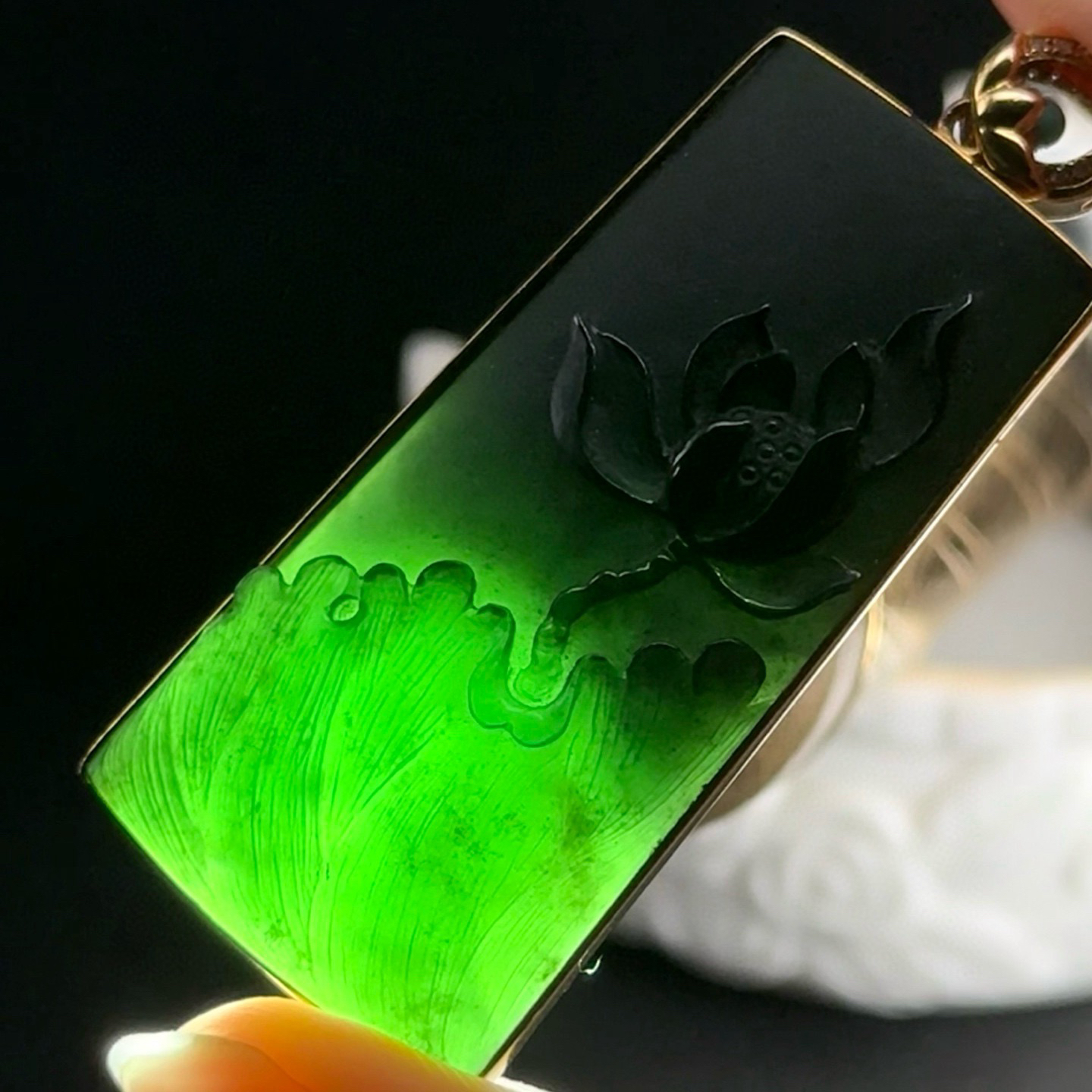 精品18k墨翠莲花牌 种好色正 黑度极好 打灯通透 油性十足  尺寸54.3