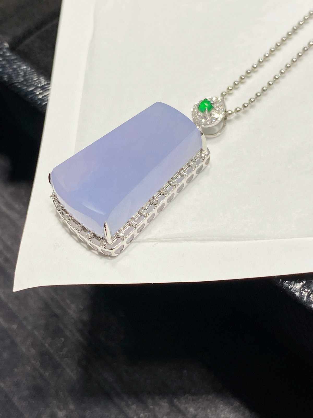 紫罗兰·无事牌
18k金伴钻
紫无事牌的温柔，融于玉的细腻，厚鼓超诱人～