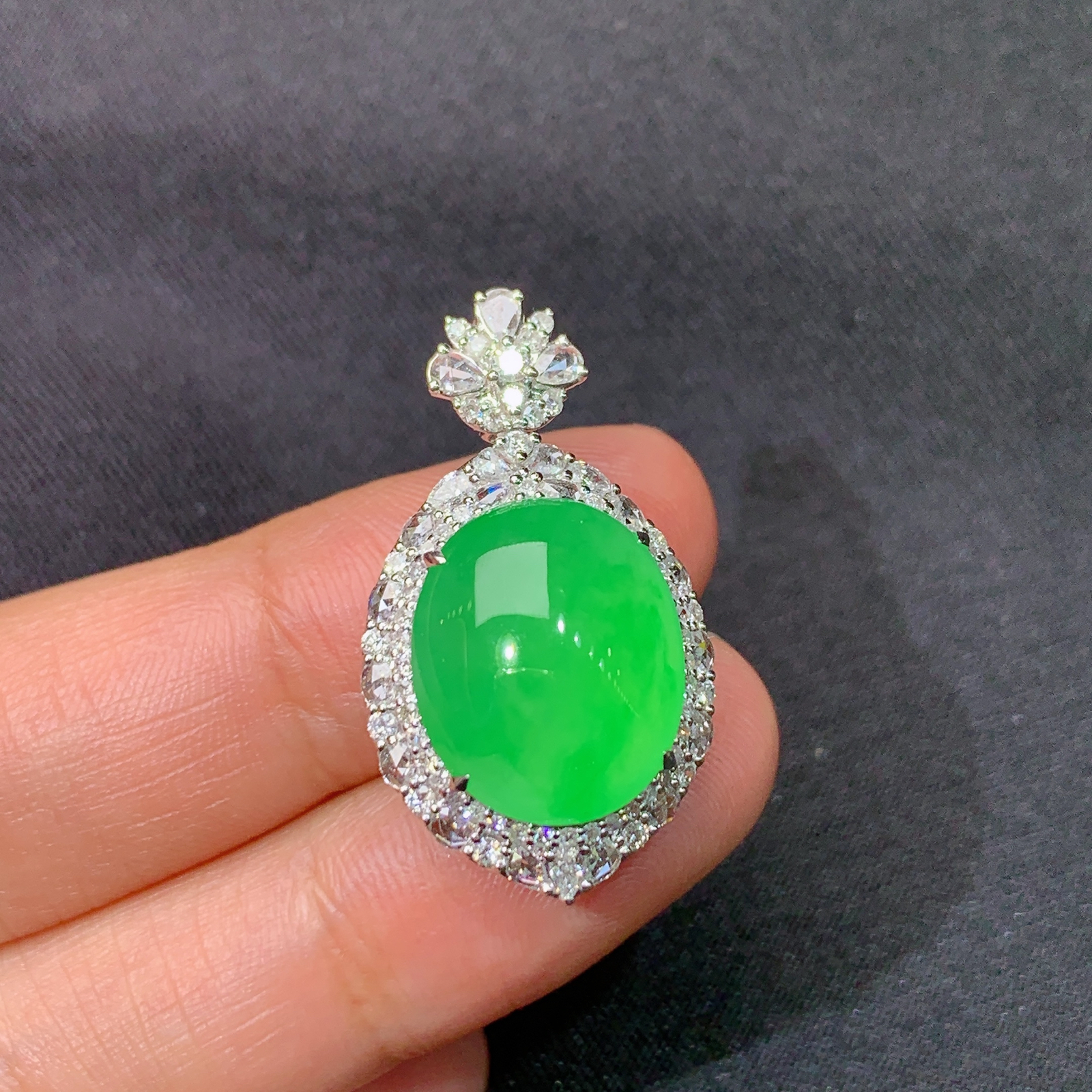 冰阳绿蛋面吊坠，18k金镶嵌，冰润色阳，玉质细腻，种水足，Rj 尺寸28.8*16.4*11.5