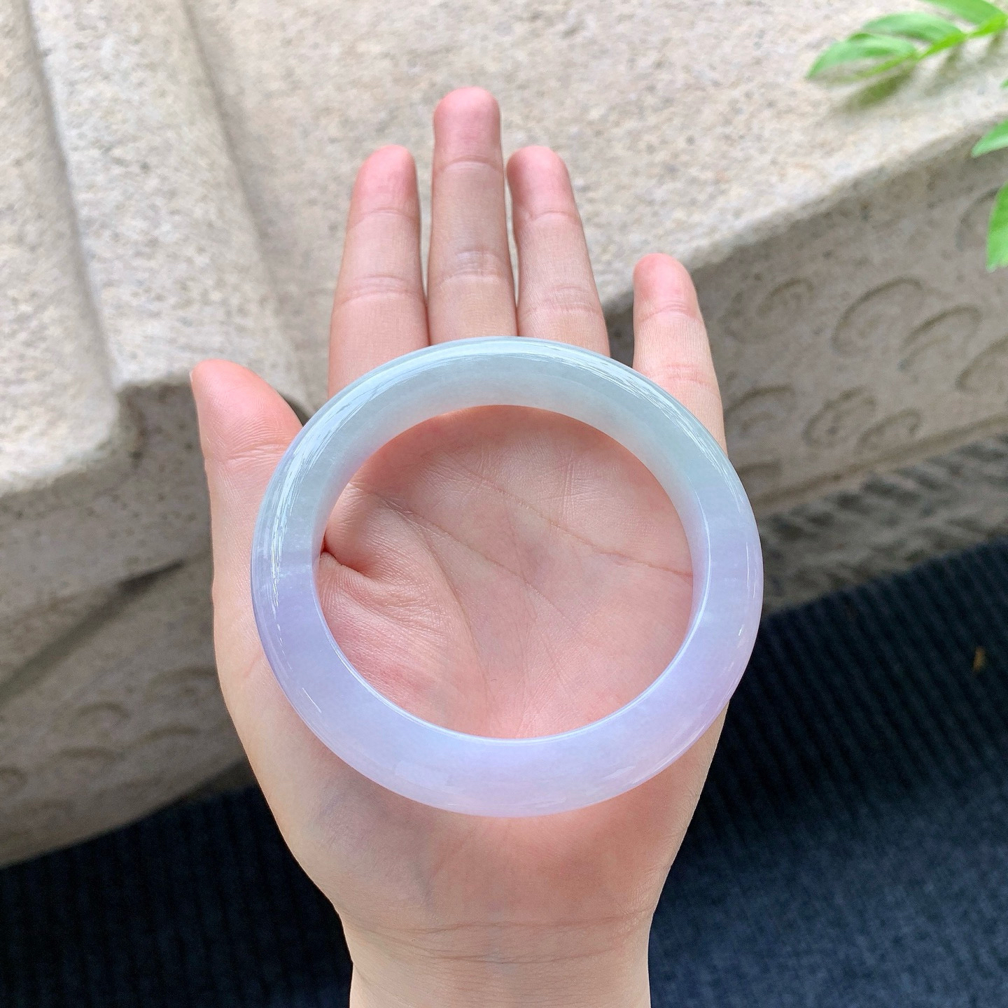 正圈58 59
【圈口】58.8/12/9.8
【描述】糯冰椿彩，水润，种老，细腻，无裂纹！