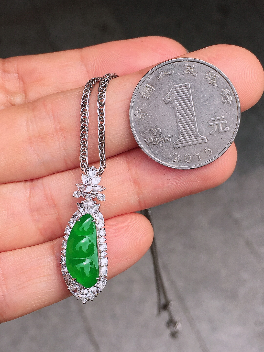 阳绿福豆吊坠，色泽均匀艳丽，玉质细腻，荧光感超
强，饱满圆润，尽显优雅气质，18k
金豪华镶嵌