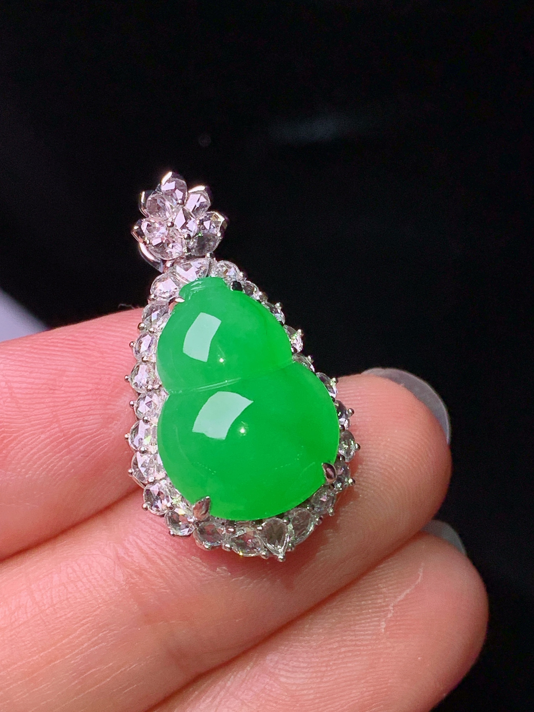 18k金镶嵌满绿葫芦吊坠 玉质细腻 色泽艳丽清新 水润亮眼 整体尺寸 28*15.6*11.8t3