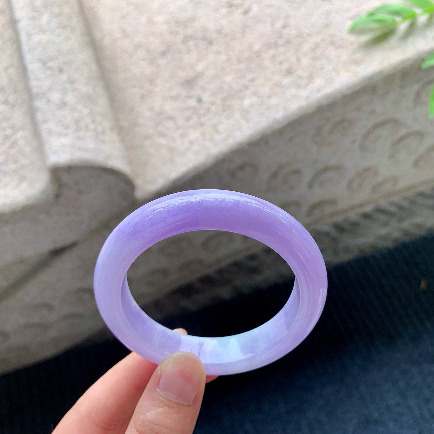 正圈50 51
【圈口】51.1/12/8.6
【描述】艳紫，满紫，水润，种老，细腻，无裂纹！