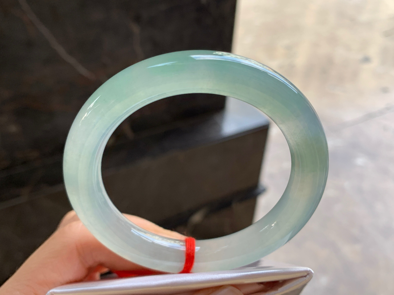 54.5-10.6

冰晴圆条手镯^_^透亮