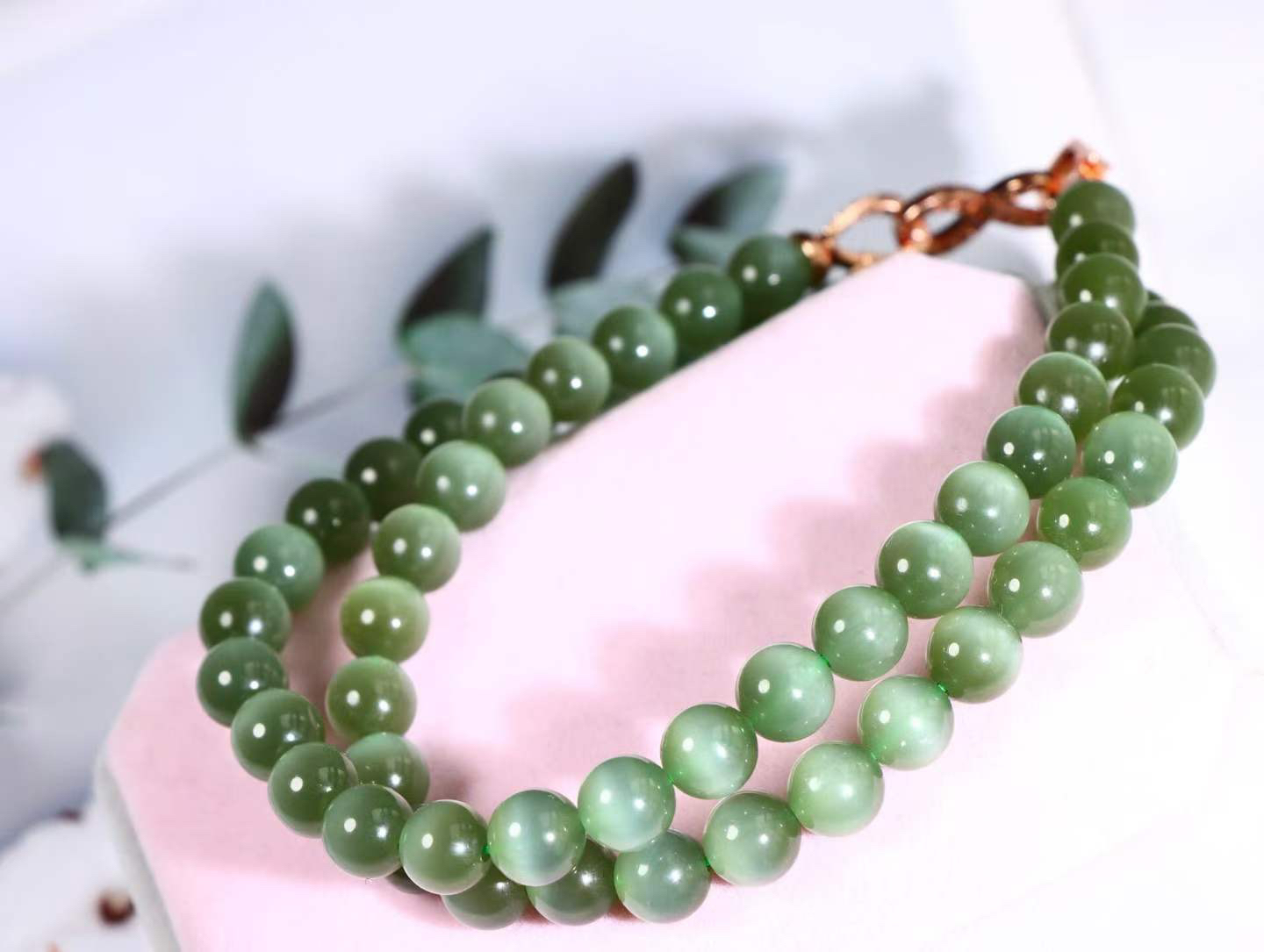 【珠圆玉润】

精品和田玉碧玉猫眼项链 玉质温润细腻  眼线灵动 整串打磨圆润，佩戴舒适。珠珠落玉盘，间关莺语花底滑，一生美好时光，无论身在何处，都有它相伴相守。事事顺遂，幸福美满，吉祥如意。重46.7克 尺寸取一8mm  
1FSO16824203126