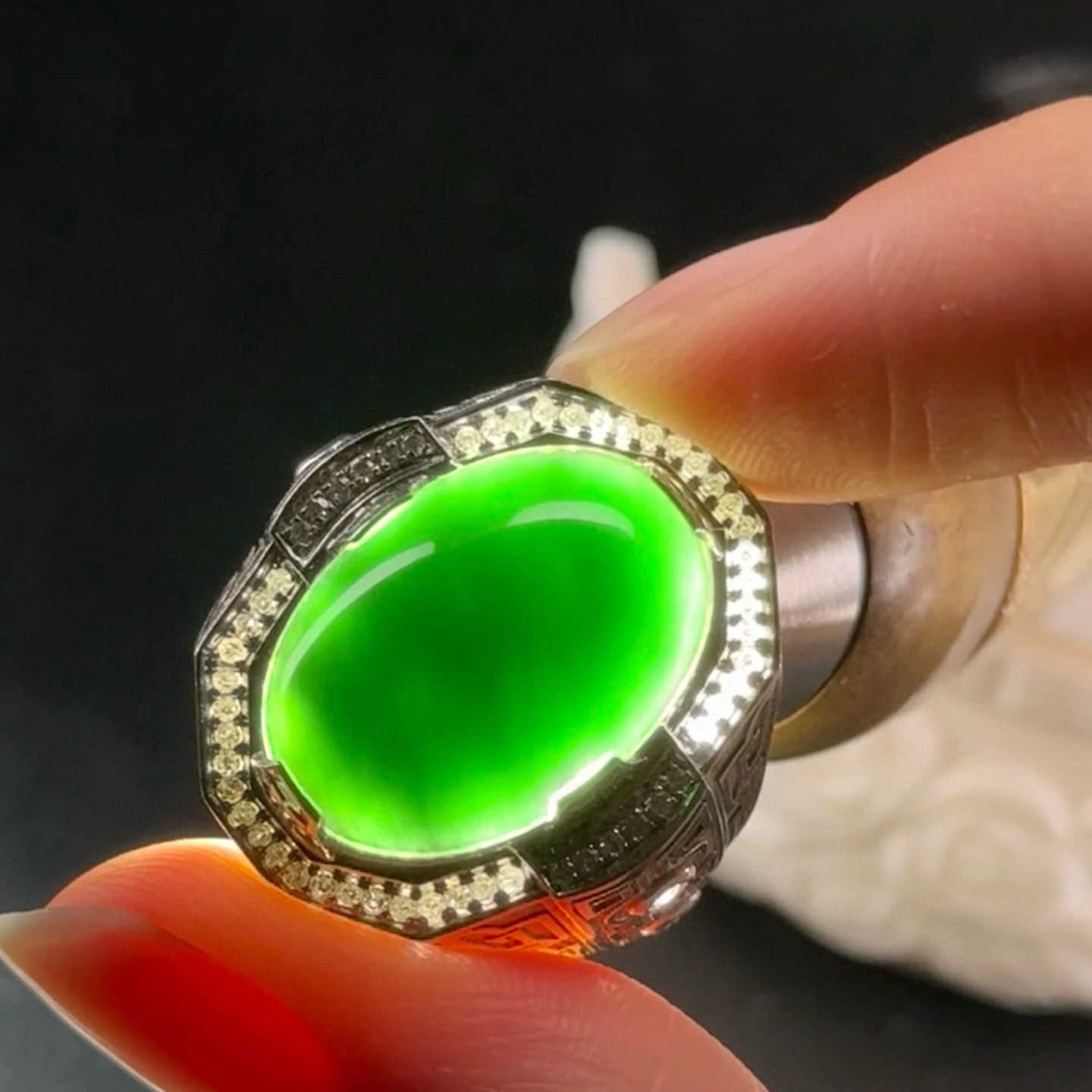 精品18k墨翠蛋面男戒 种好色正 黑度极好 打灯通透 油性十足 重金豪镶 尺寸20.7