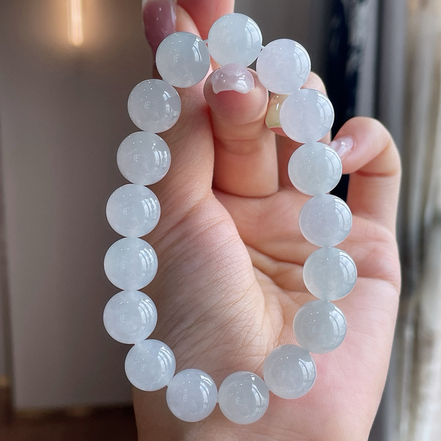 冰块浅色手串 
尺寸：12/17颗