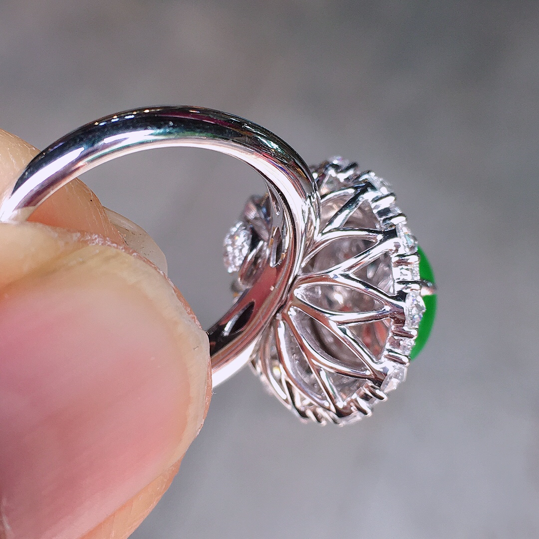 阳绿蛋面戒指，色泽均匀艳丽，玉质细腻，荧光感超
强，饱满圆润，尽显优雅气质，18k
金豪华镶嵌