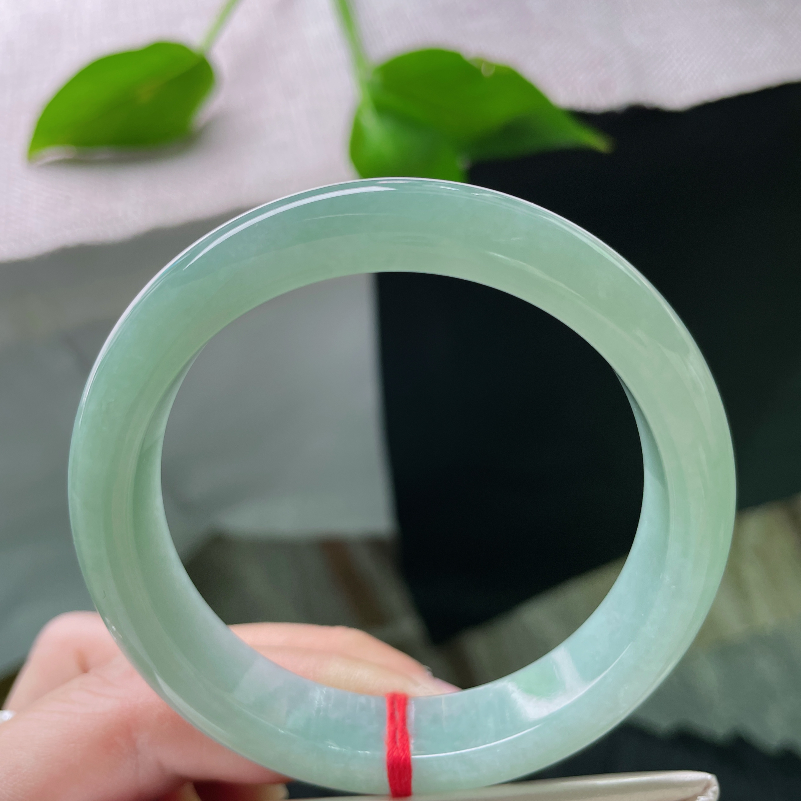 55.4/12.1/8.1，绿底正圈，温润如玉，青翠欲滴，一抹东方雅韵绕腕间。无纹裂