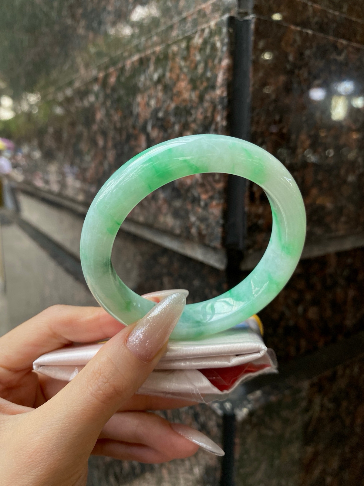 【阳绿花手镯】
尺寸：57.8-13-9.2
自然光无滤镜，原图直出