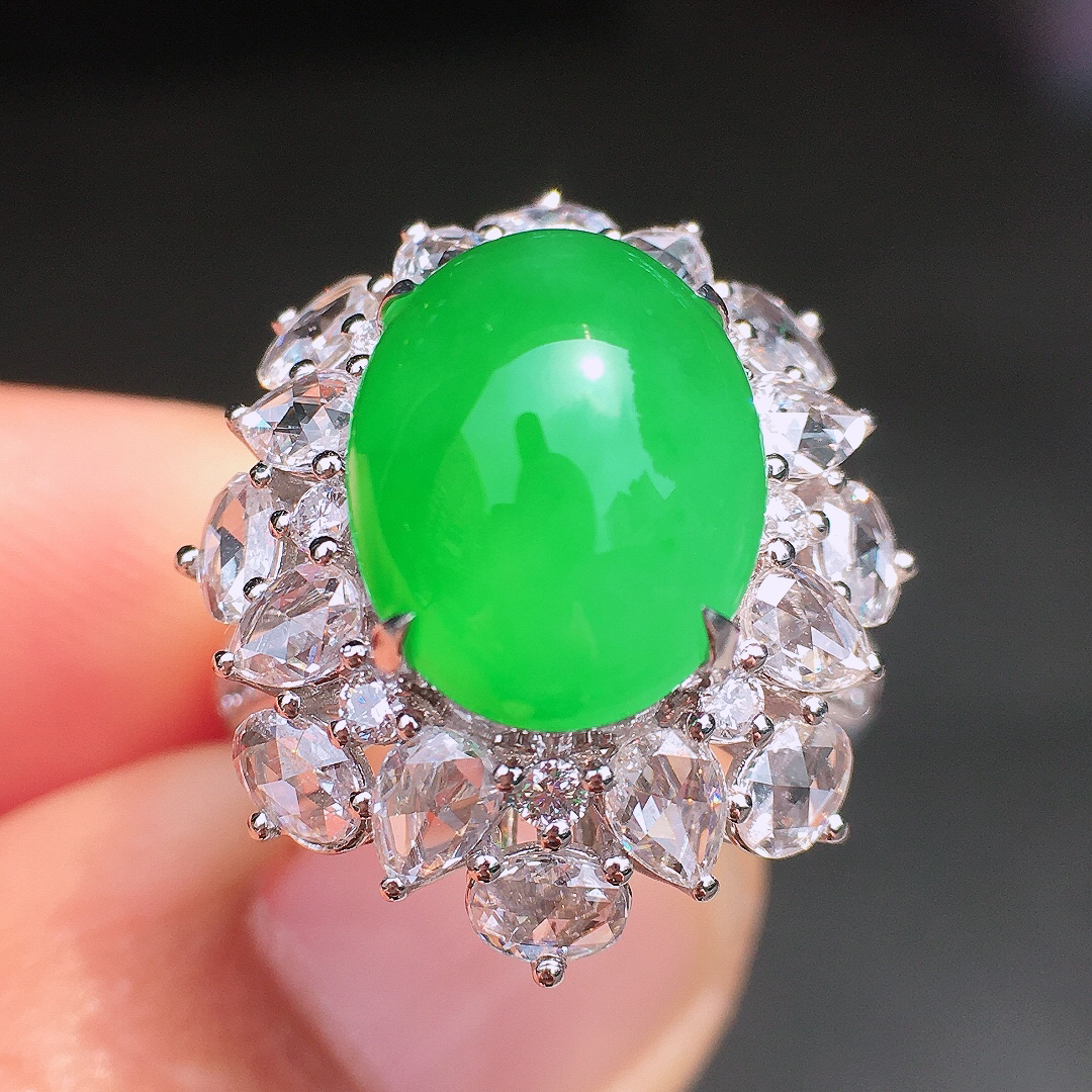 阳绿蛋面戒指，色泽均匀艳丽，玉质细腻，荧光感超
强，饱满圆润，尽显优雅气质，18k
金豪华镶嵌