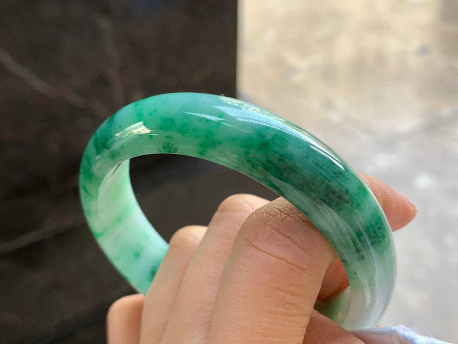 56.5-14.3-7.6

辣绿色手镯^_^鲜艳 玉质温润