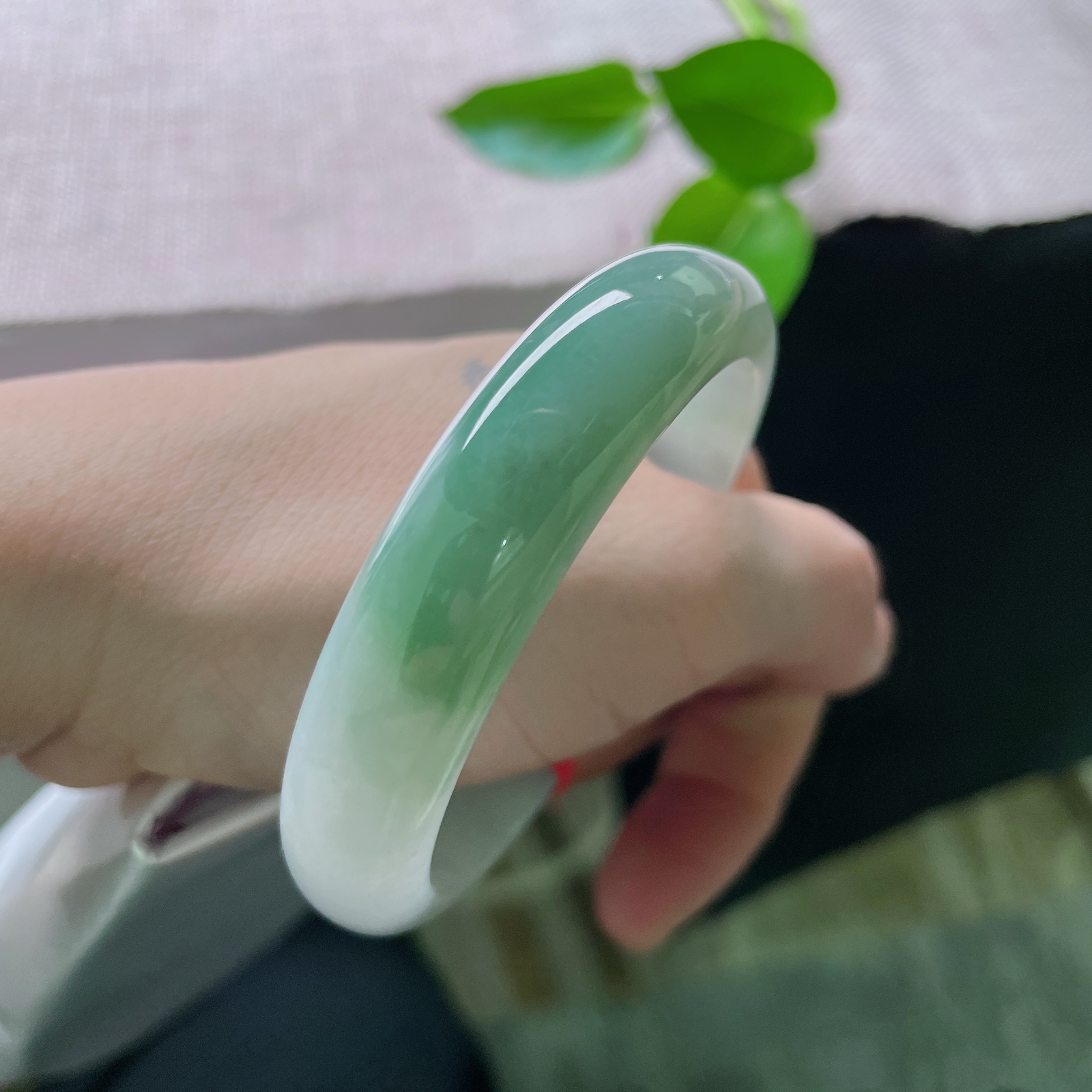 55.2/12.8/7.1，飘绿正圈，水头好，细润，似江南雨后， 石阶上蔓延开的苔痕。无暇