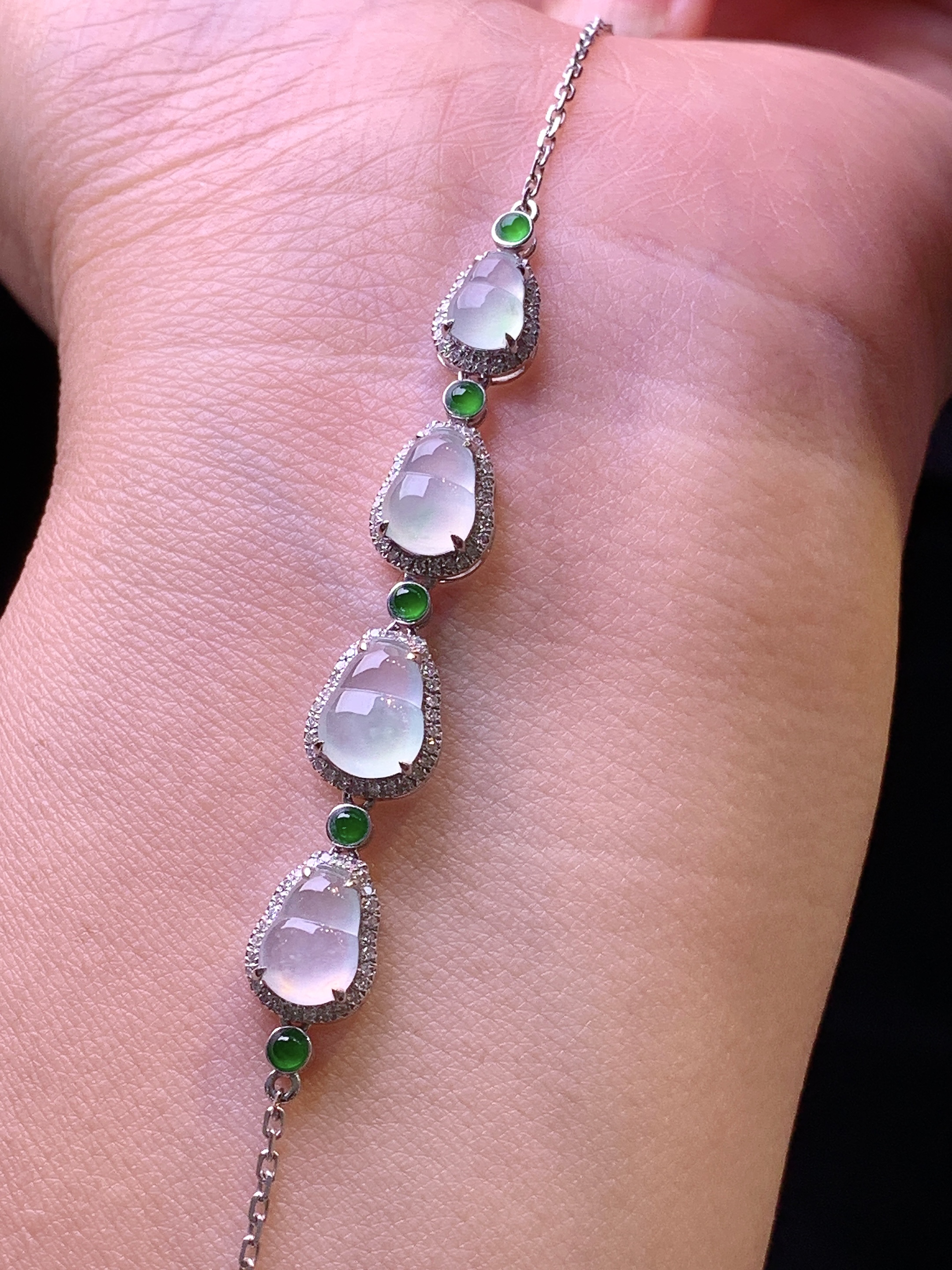 18k金钻镶嵌冰种葫芦手链 玉质细腻 色泽艳丽清新 水润亮眼 整体尺寸180*7.8*5.6j2