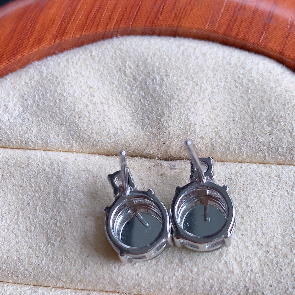 冰透满绿翡翠925银镶耳坠，自然光实拍，翠色灵动，颜色漂亮，种老水足，品相佳，佩戴佳品！W481.25  整体尺寸：11.5-8-5mm   裸石尺寸：8mm