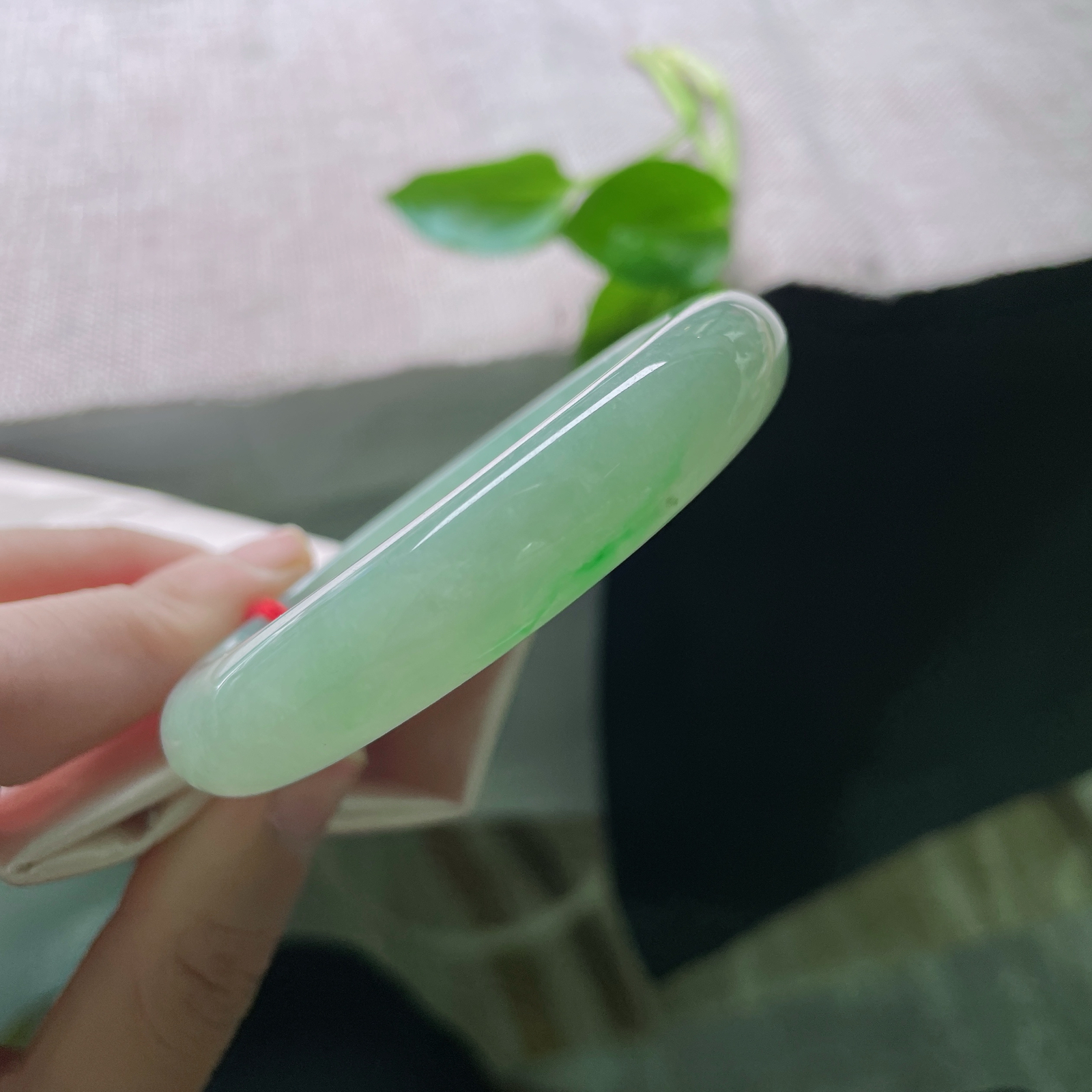 55.3/12.4/9，湖水绿正圈，一抹翠色鲜艳夺目，静谧又贵气，无纹裂