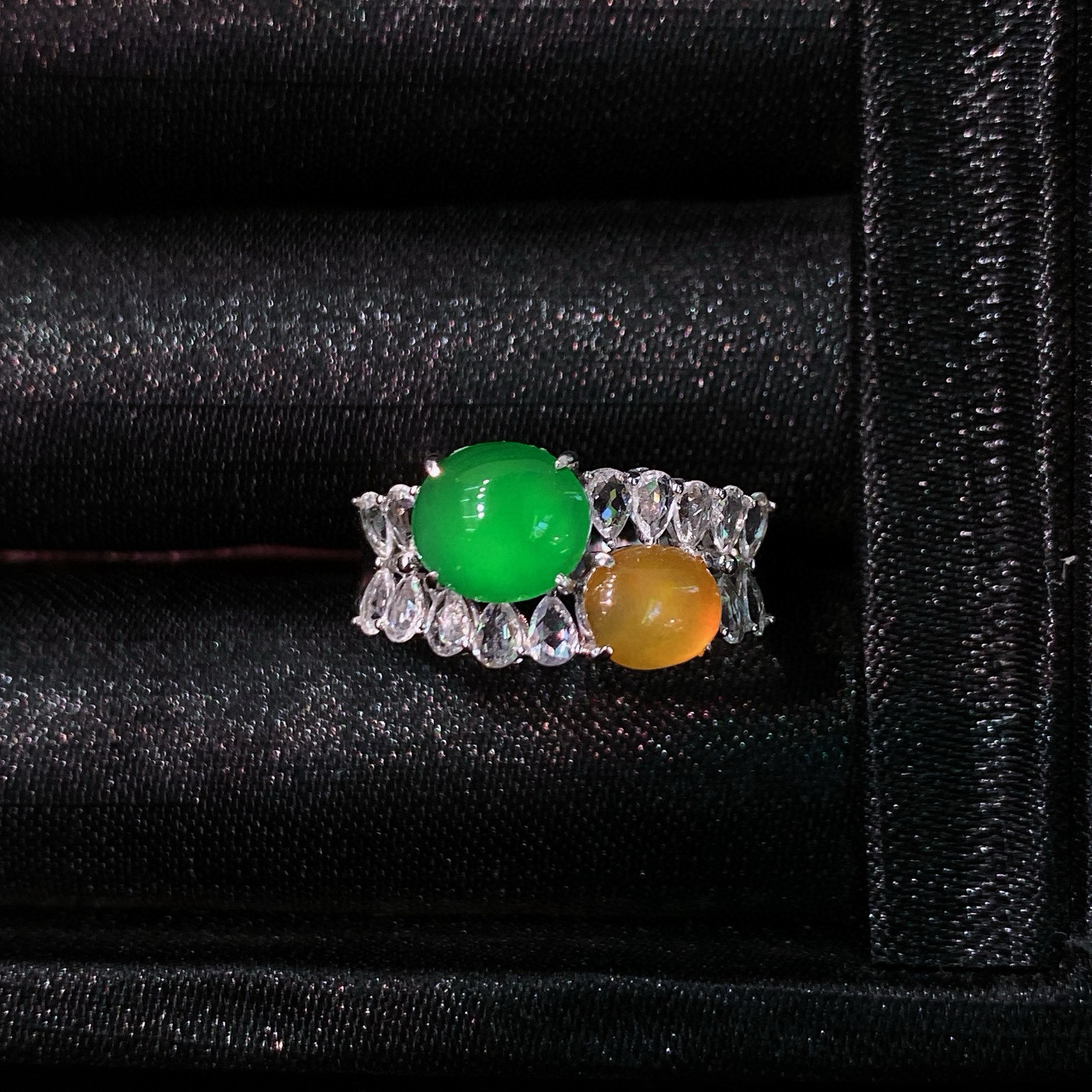 双色蛋面戒指 
冰绿蛋组合戒指，色泽饱满鲜活
18k金镶嵌，精致又大气，实物更美～