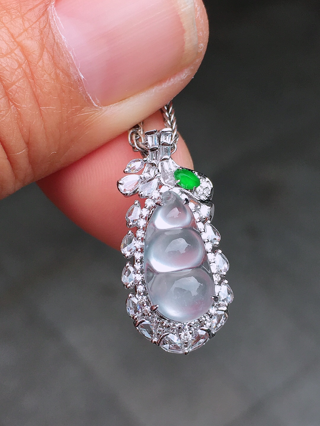 玻璃种福豆吊坠，玉质细腻，荧光感超
强，饱满圆润，尽显优雅气质，18k
金豪华镶嵌