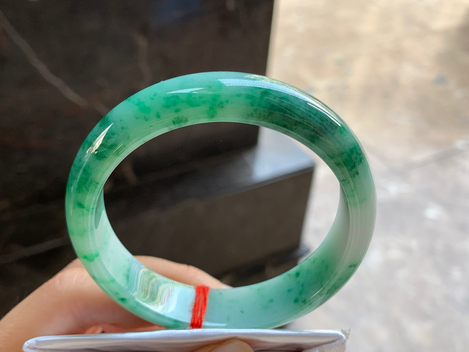 56.5-14.3-7.6

辣绿色手镯^_^鲜艳 玉质温润