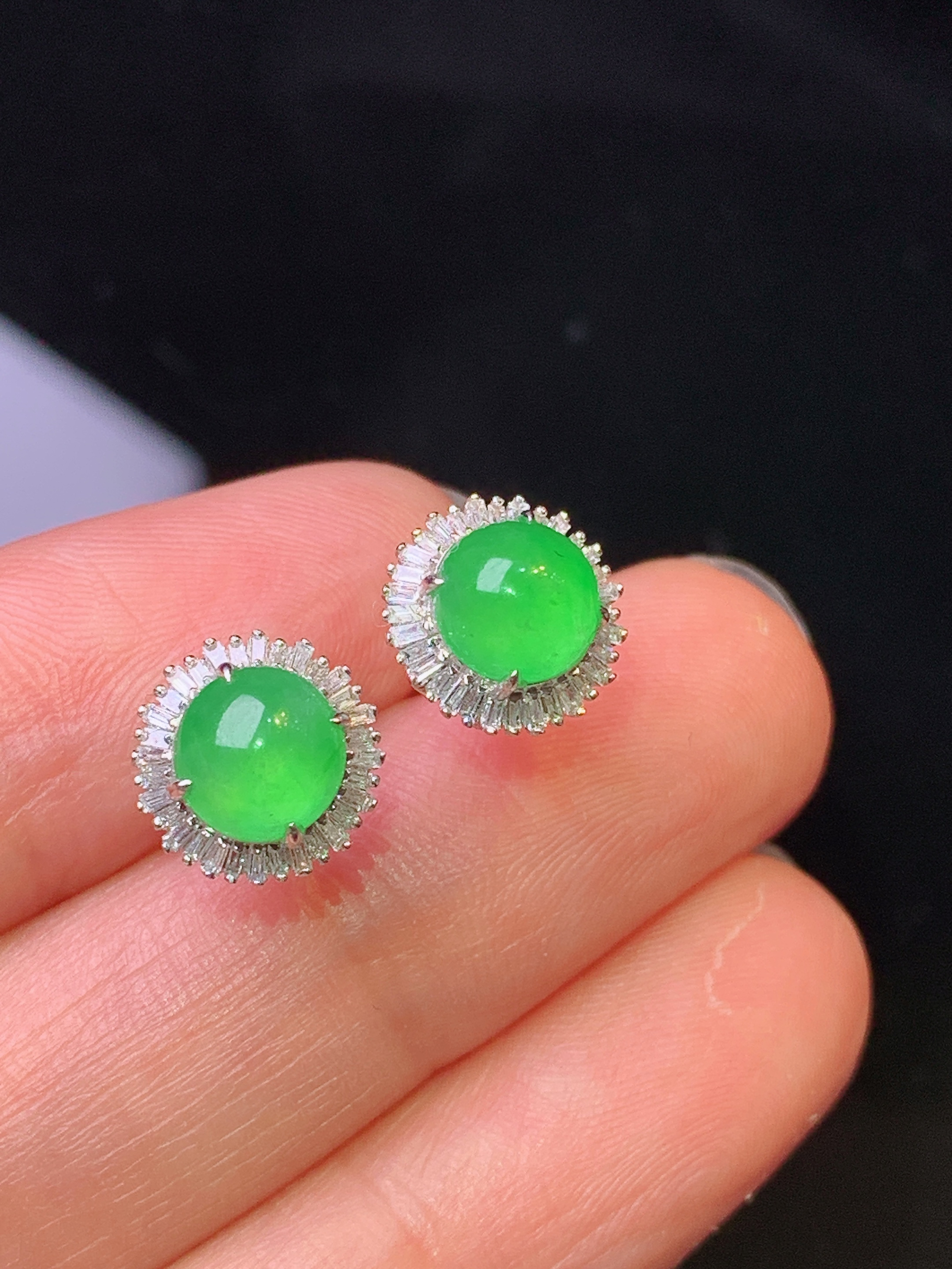 18k金钻镶嵌翠绿蛋面耳钉 玉质细腻 色泽艳丽清新 水润亮眼 整体尺寸9.2*7.2t1