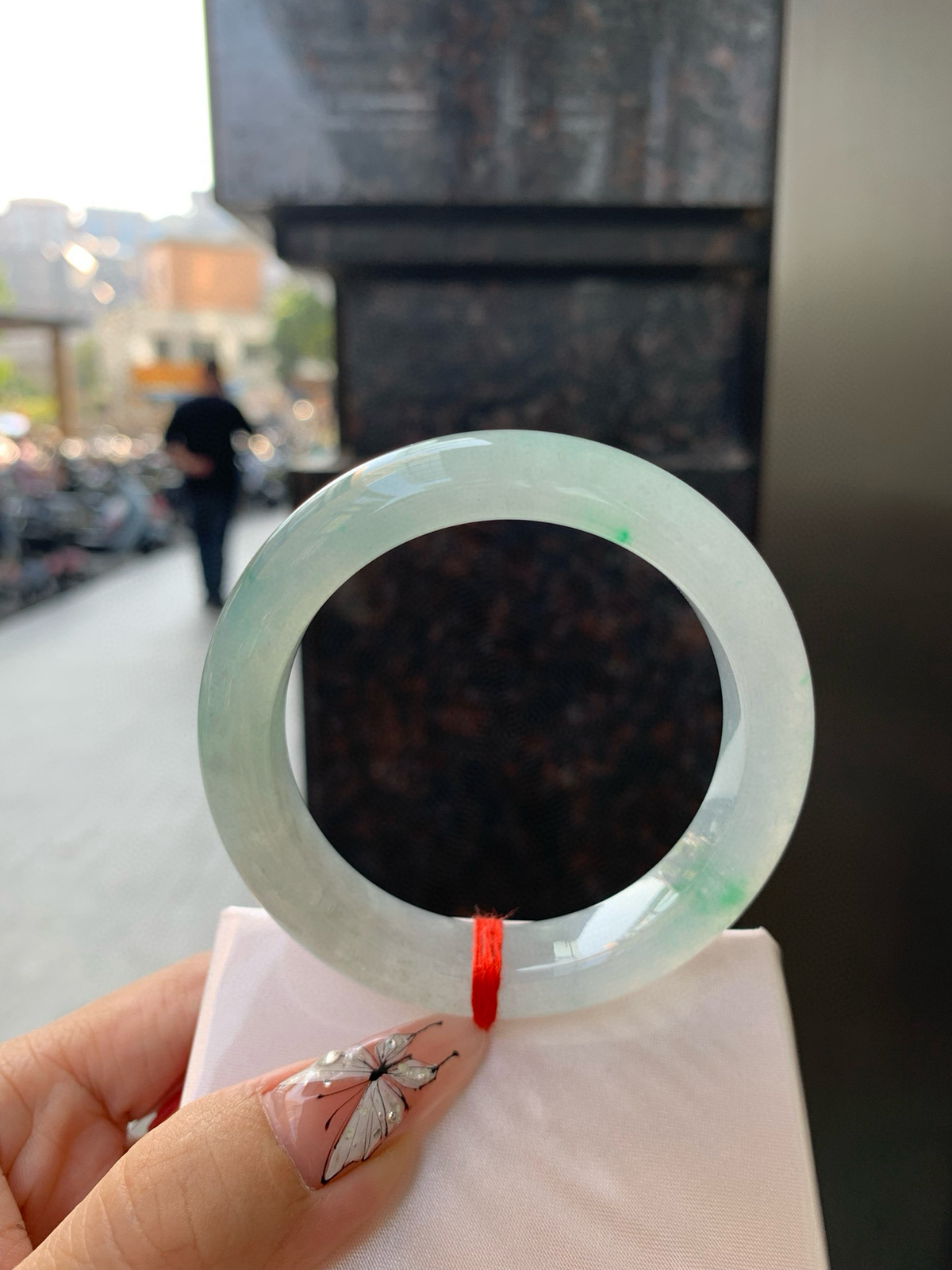 冰飘绿正圈
53.6-8.6-12.5
底妆冰润，几抹绿花点缀，简约却充满灵气，清新如芽，宛若自然的画卷凝结于腕间，静中带动，韵味悠长