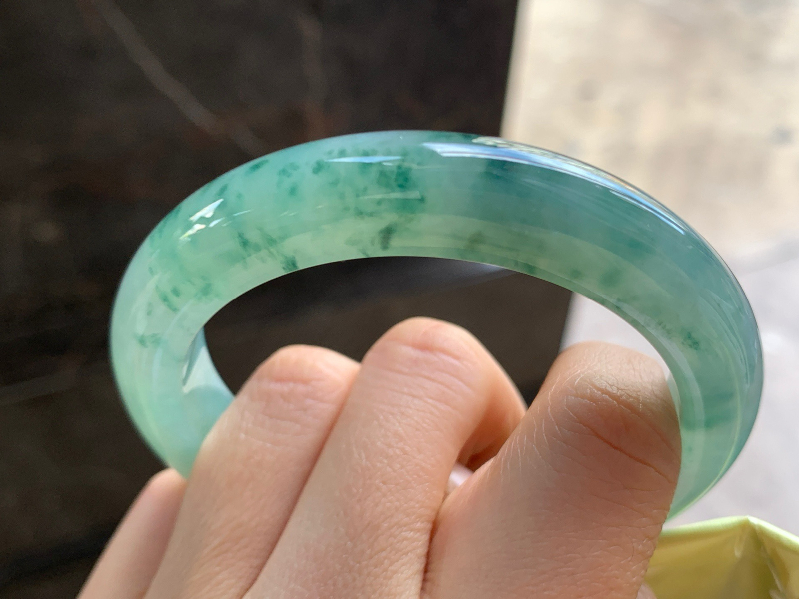 57-12.1-9.7

飘花手镯^_^鲜艳 玉质温润 细腻