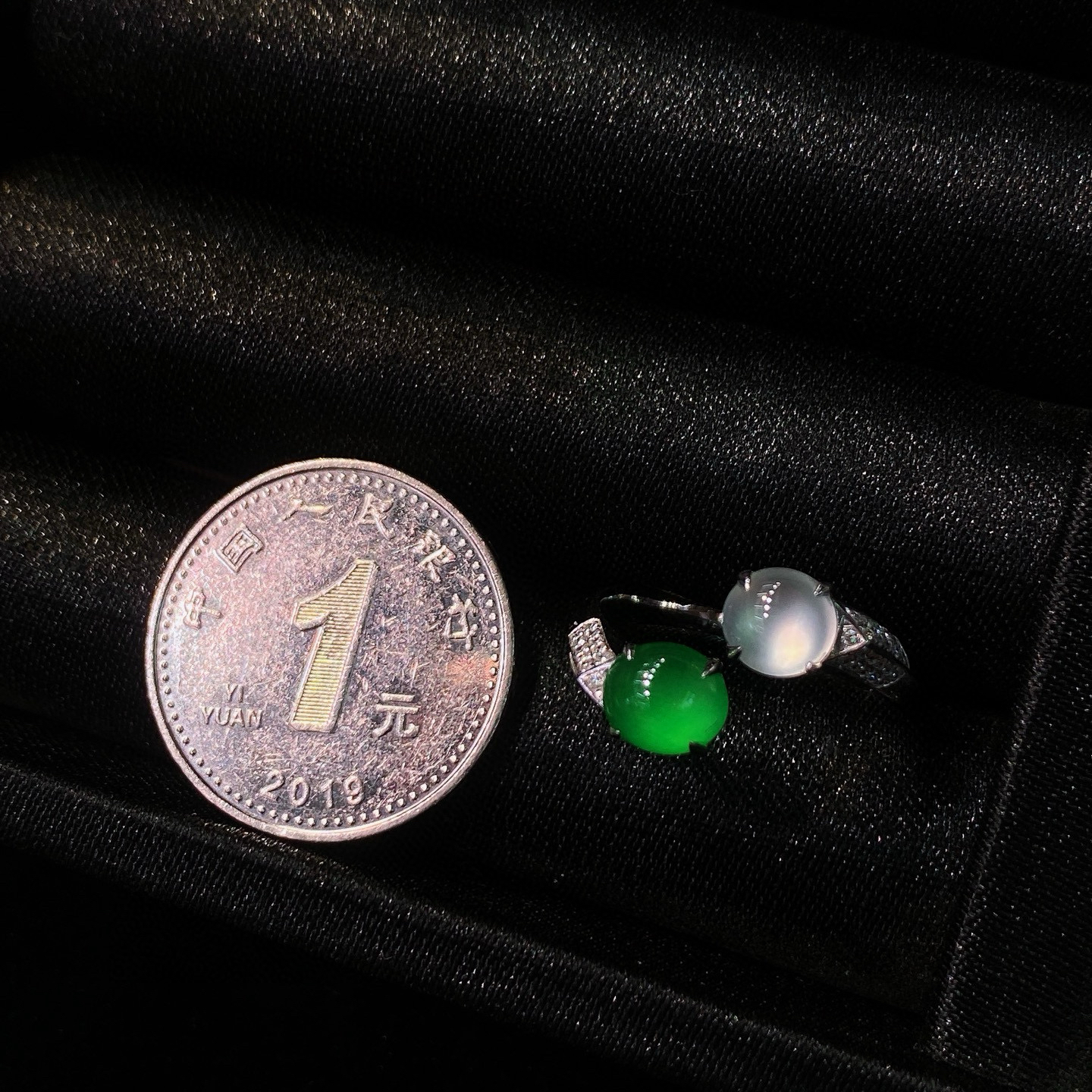 双色蛋面戒指 
冰绿蛋组合戒指，晶莹剔透
女神范十足，梦幻美感十足
18k金镶嵌，简镶真的很耐看
实物更美～