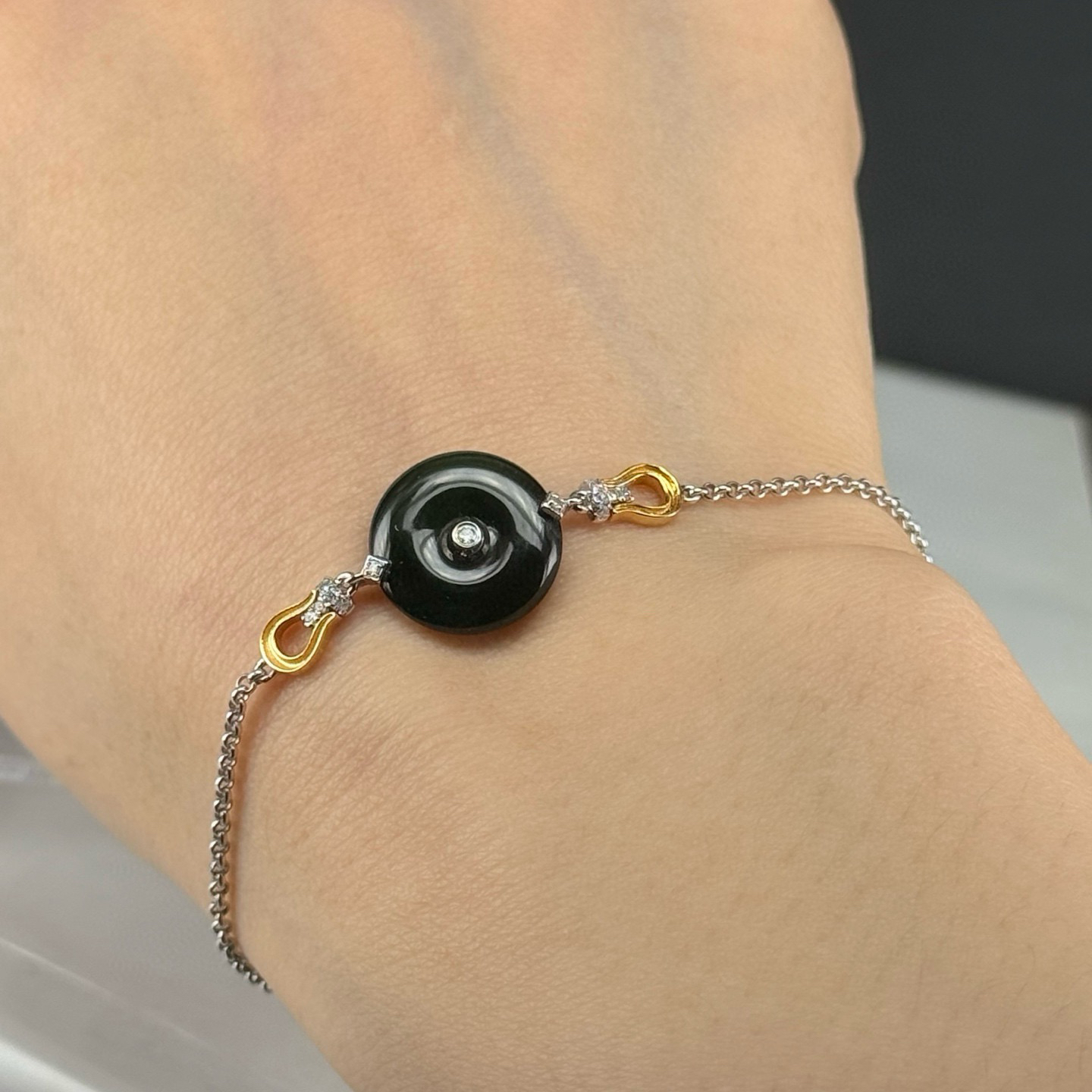 精品18k墨翠平安扣手链 种好色正 黑度极好 打灯通透 油性十足  尺寸13.4