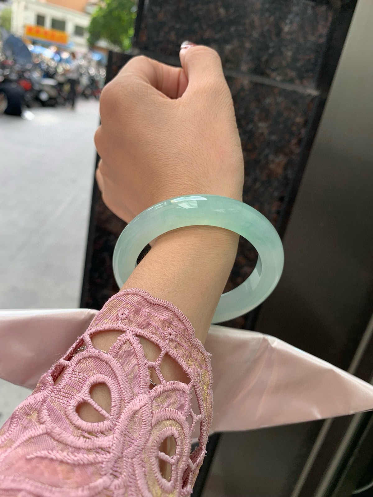 冰晴绿正圈
54.8-9.3-11.8
底妆水润细腻，满圈淡雅晴绿，像初春嫩芽落入清泉，均匀柔和，抬眼就是一片宁静感。