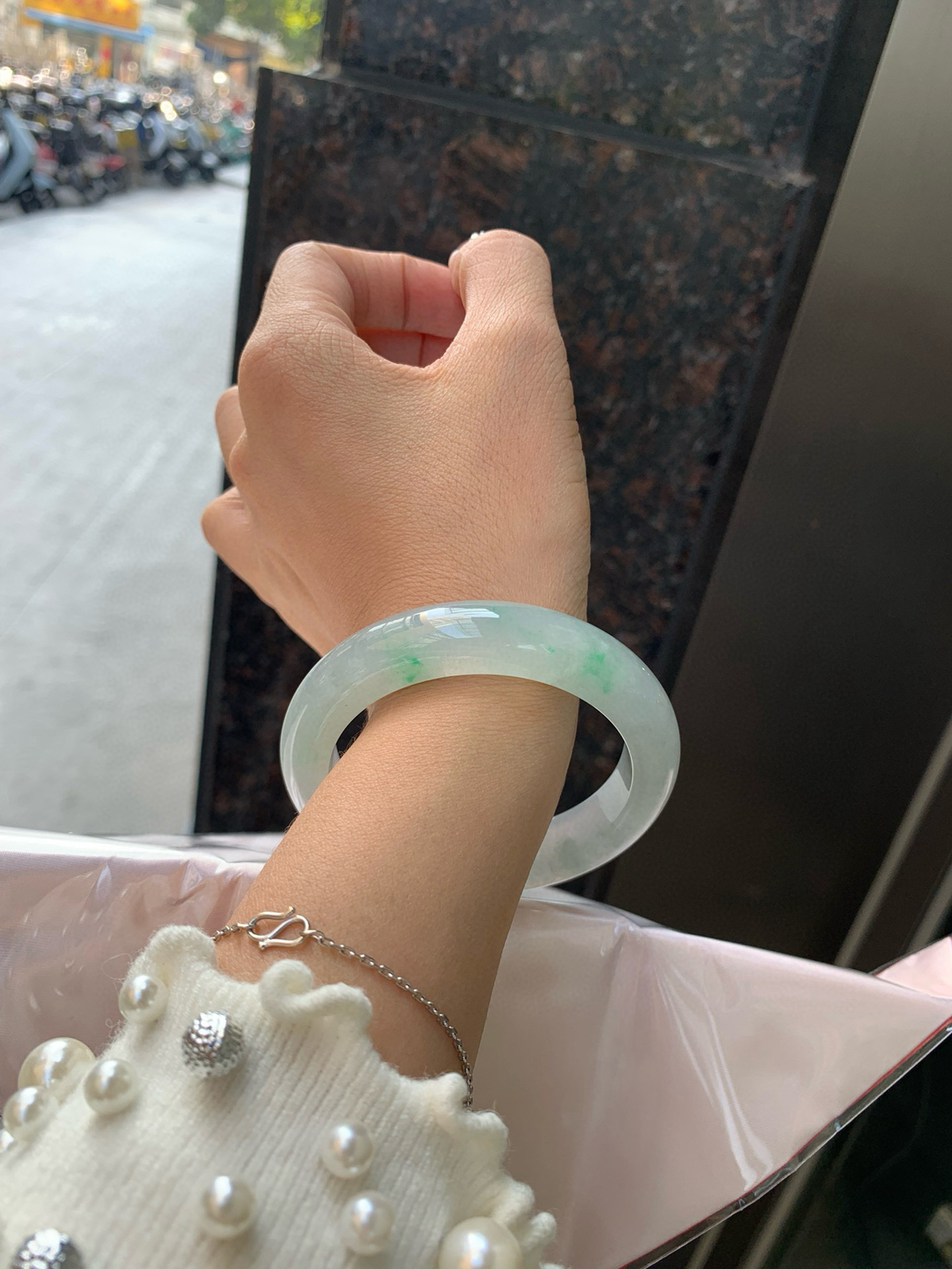 冰飘绿正圈
53.6-8.6-12.5
底妆冰润，几抹绿花点缀，简约却充满灵气，清新如芽，宛若自然的画卷凝结于腕间，静中带动，韵味悠长