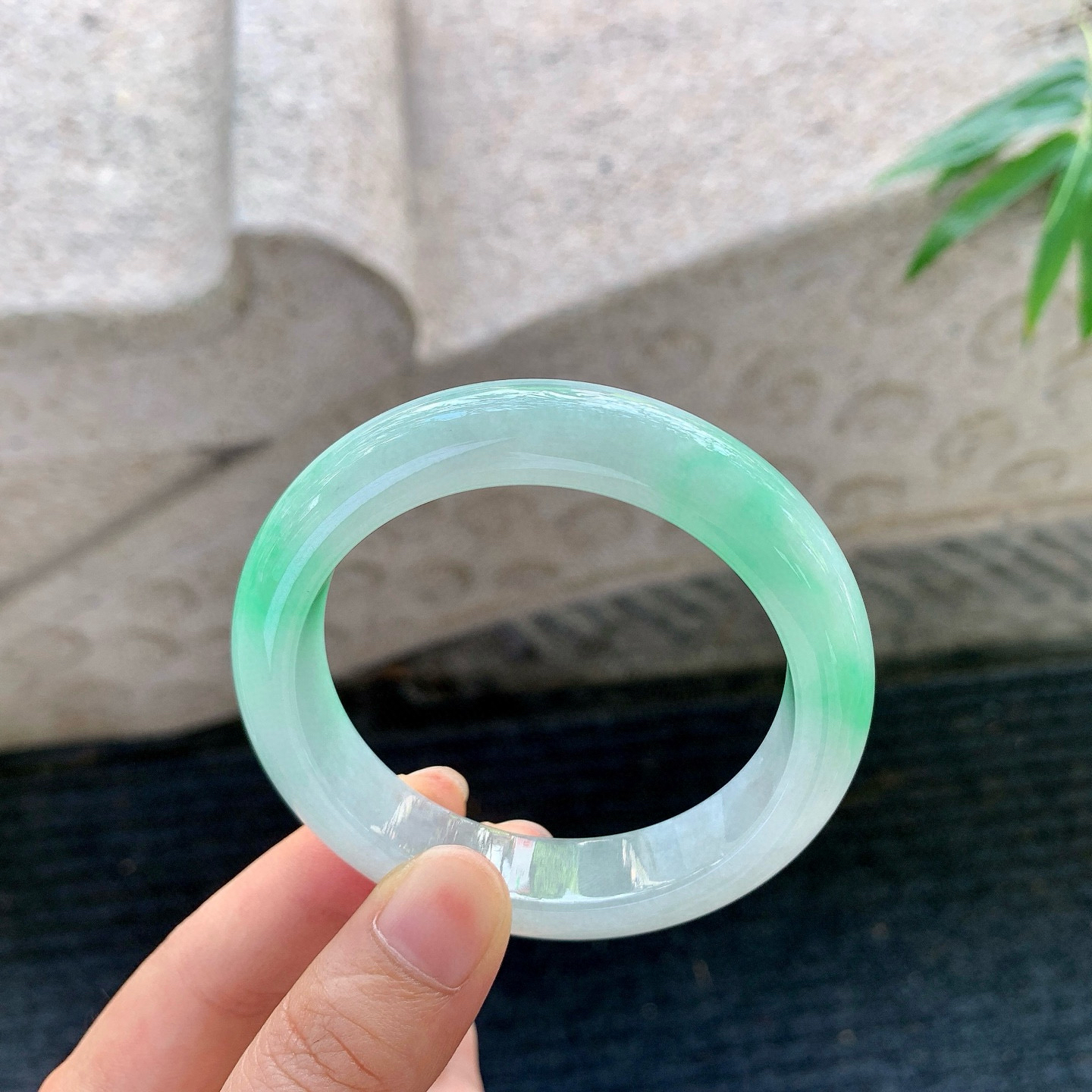 正圈53 54
【圈口】54/12.5/8.7
【描述】细糯飘绿，水润，种老，细腻，无纹裂！