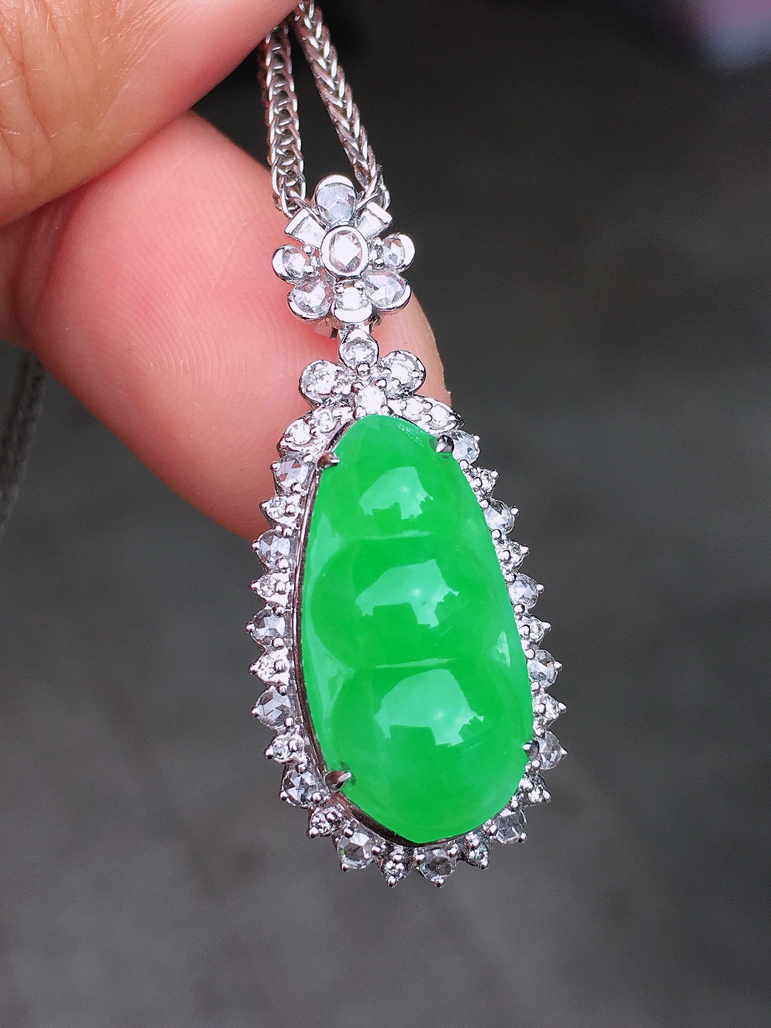 阳绿福豆吊坠，色泽均匀艳丽，玉质细腻，荧光感超
强，饱满圆润，尽显优雅气质，18k
金豪华镶嵌