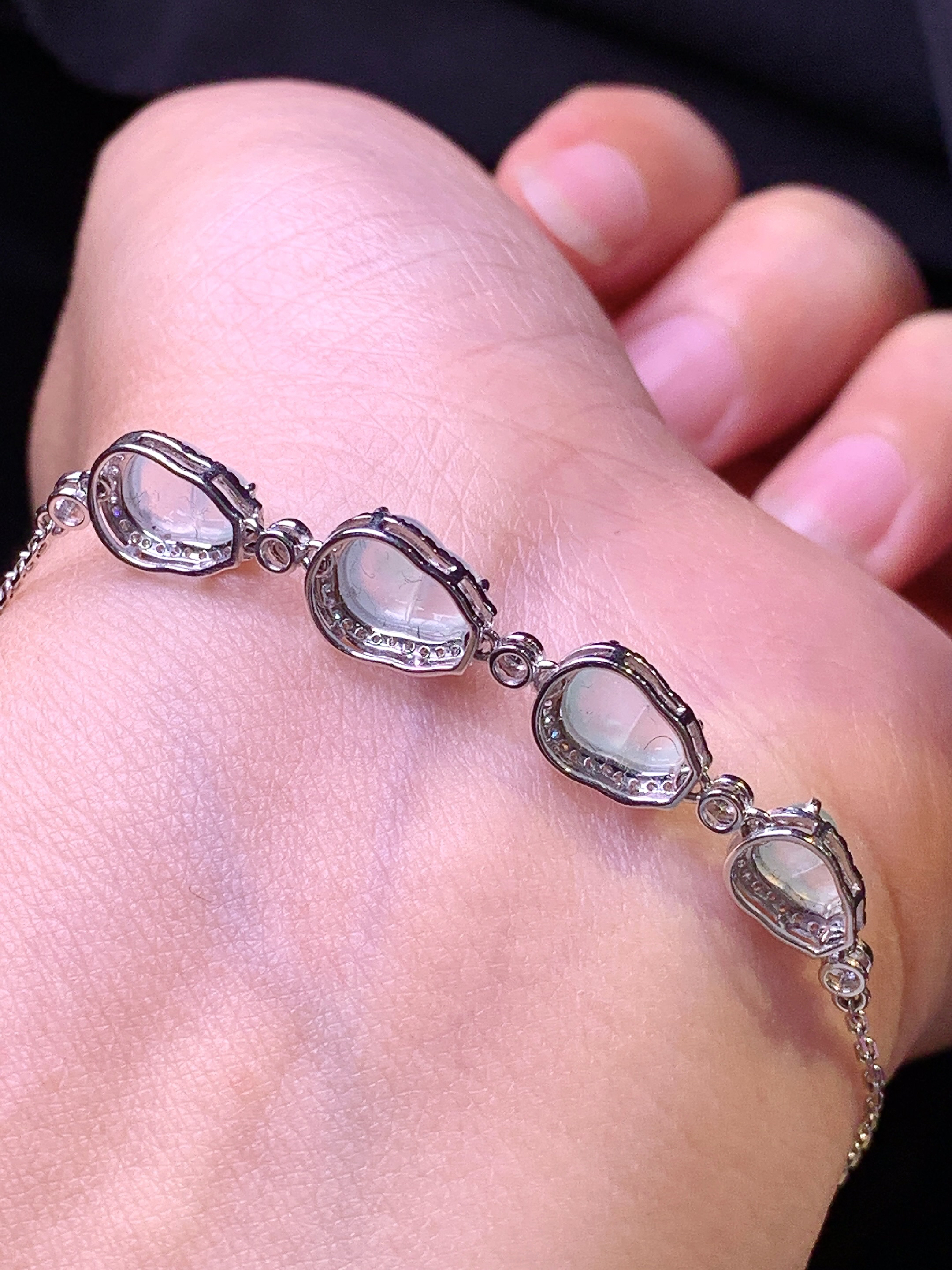 18k金钻镶嵌冰种葫芦手链 玉质细腻 色泽艳丽清新 水润亮眼 整体尺寸180*7.8*5.6j2