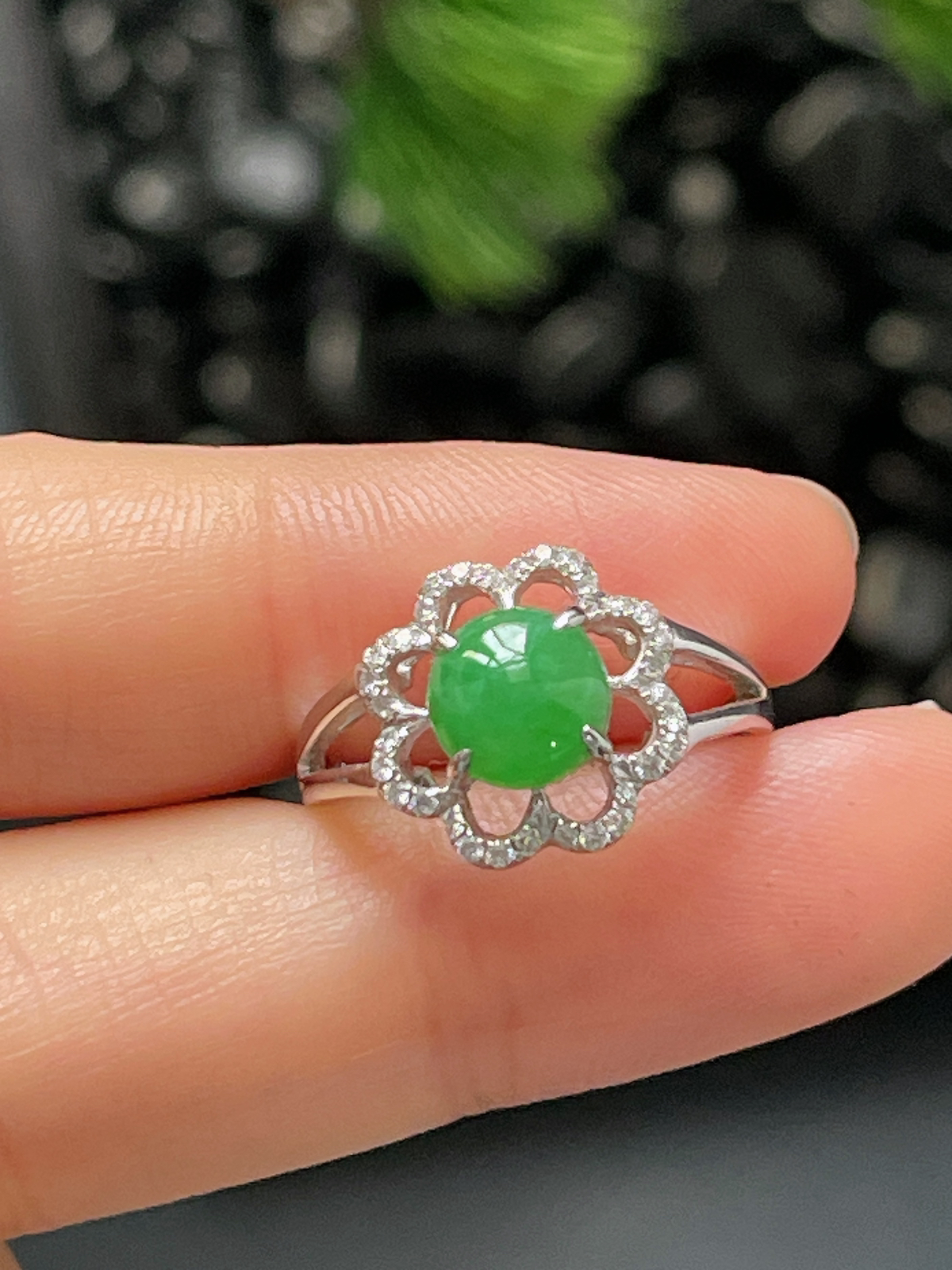 18k金翡翠绿色戒指