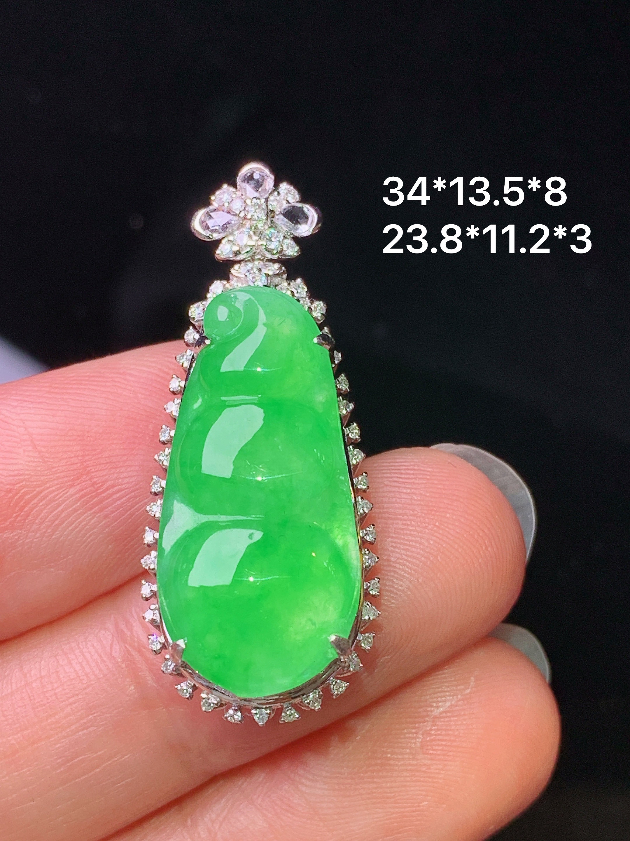 18k金钻镶嵌翠绿四季豆吊坠 玉质细腻 色泽艳丽清新 水润亮眼 整体尺寸34*13.5*8j2