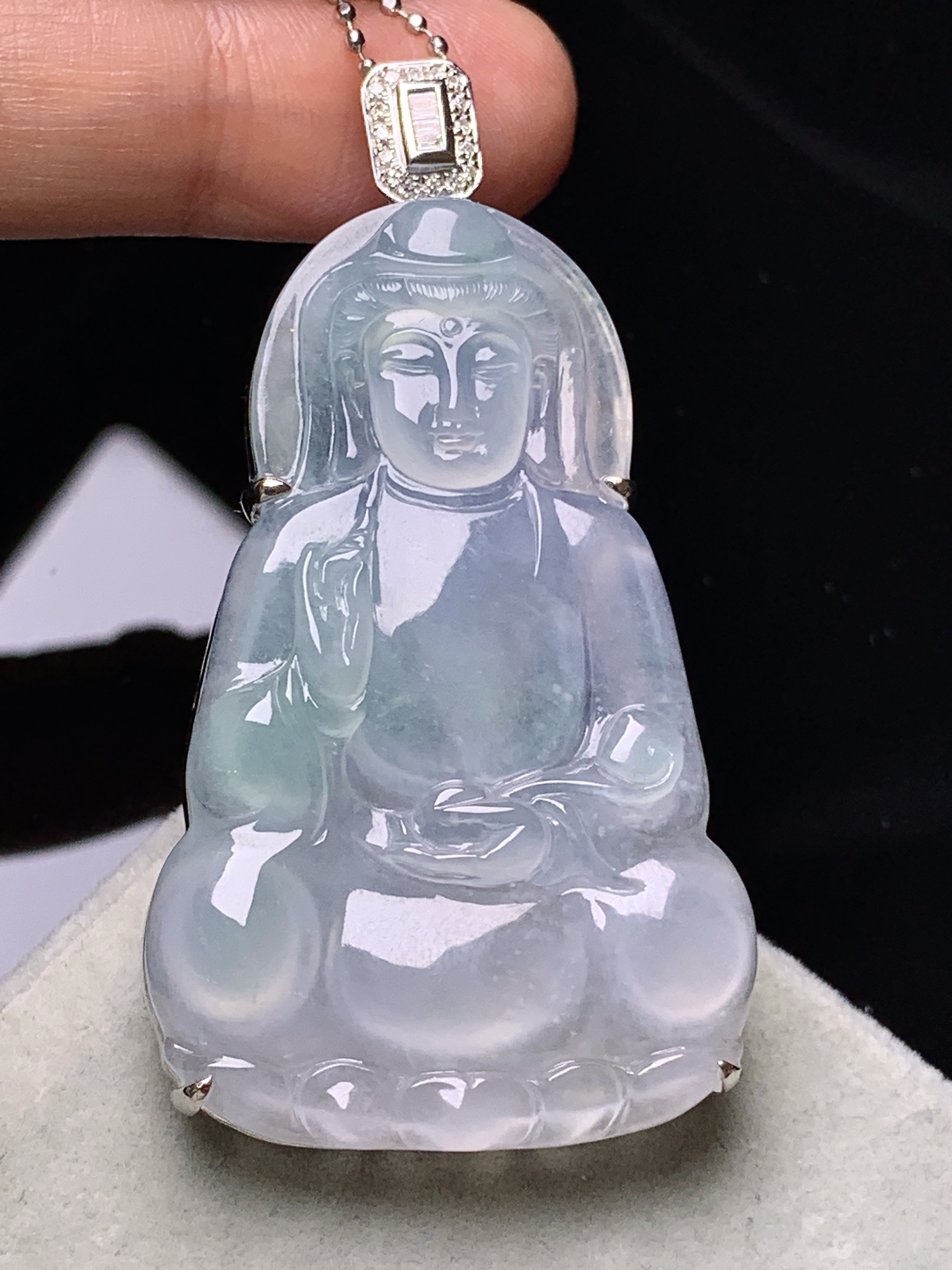 18k金钻镶嵌冰种观音吊坠 玉质细腻 色泽艳丽清新 水润亮眼 整体尺寸56*30.5*9.8g2
