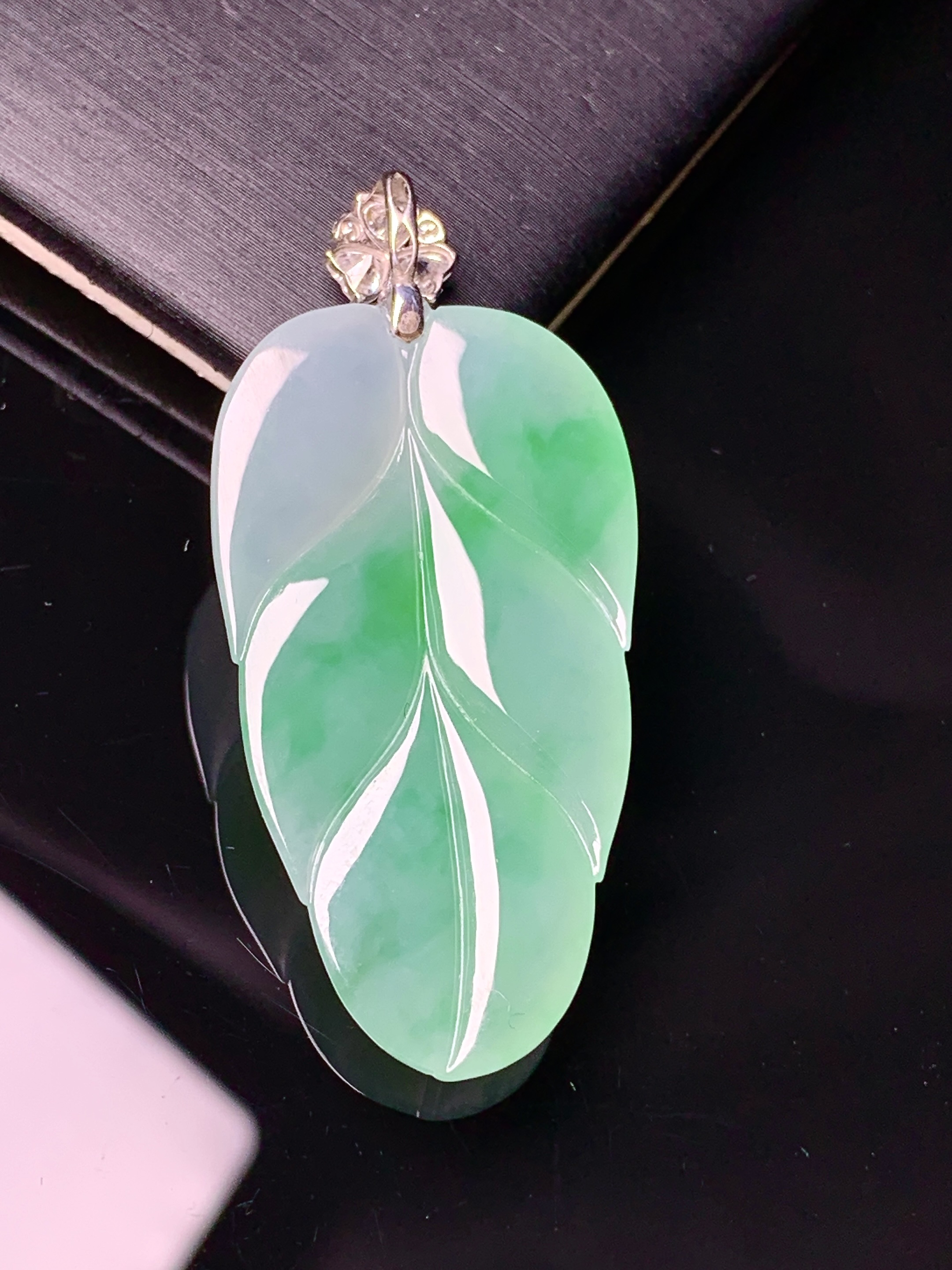 18k金莫桑钻镶嵌飘绿树叶吊坠 玉质细腻 色泽艳丽清新 水润亮眼 整体尺寸43.2*19.8*4.8a2