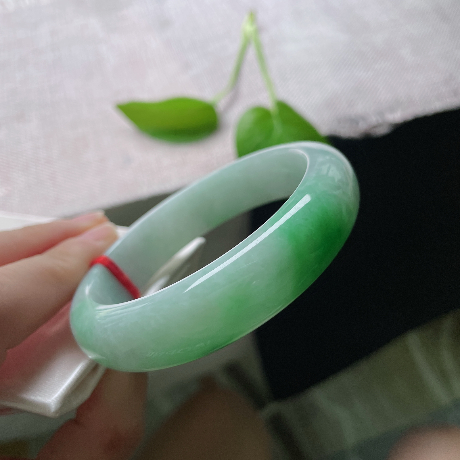 57.8/14.8/8.5飘绿正圈，水润，宽版，婉间 一抹灵韵翠绿，贵气，皮纹