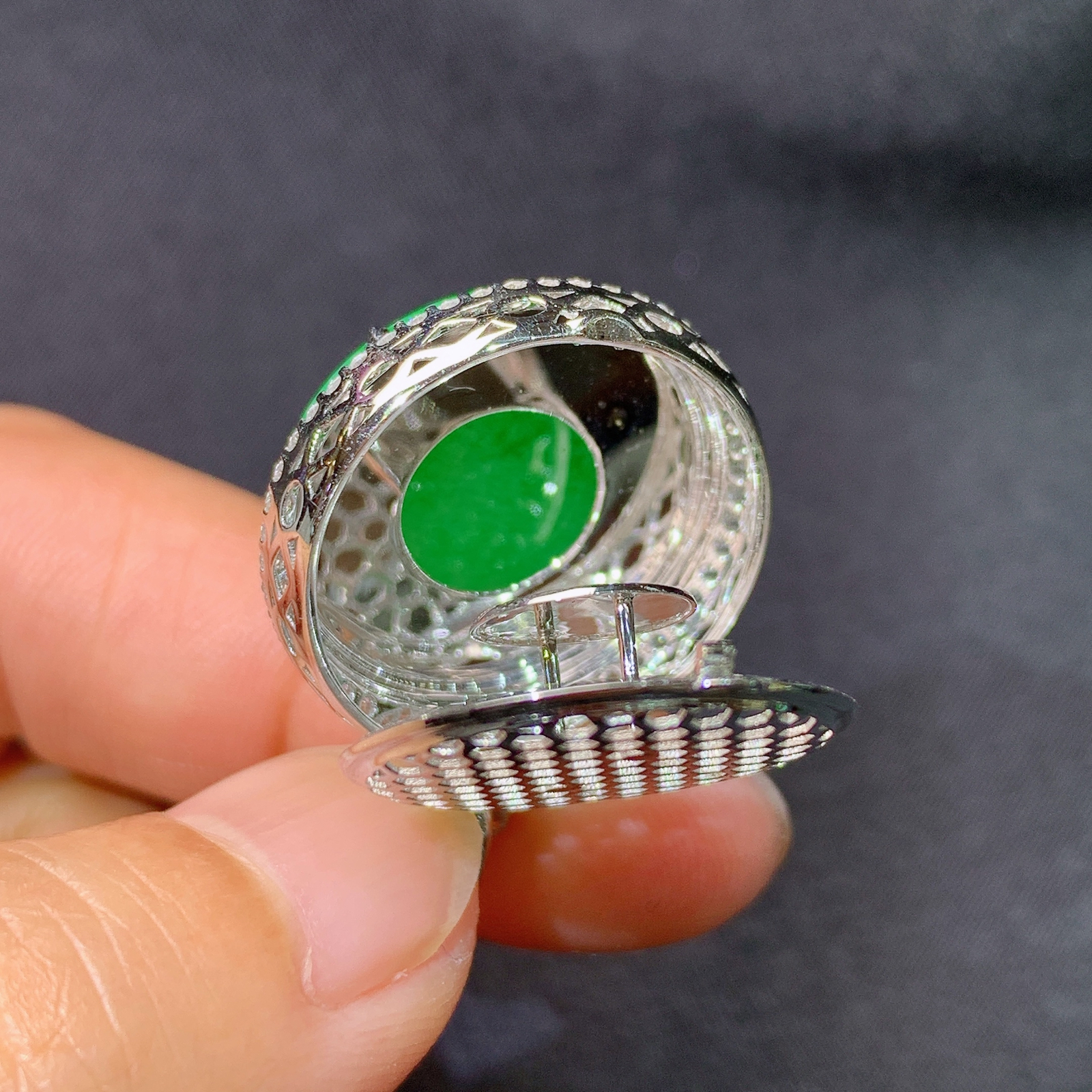 冰阳绿圆牌吊坠，18k金镶嵌，冰润色阳，种老水足，Rj 尺寸30.1*21.6*8.5