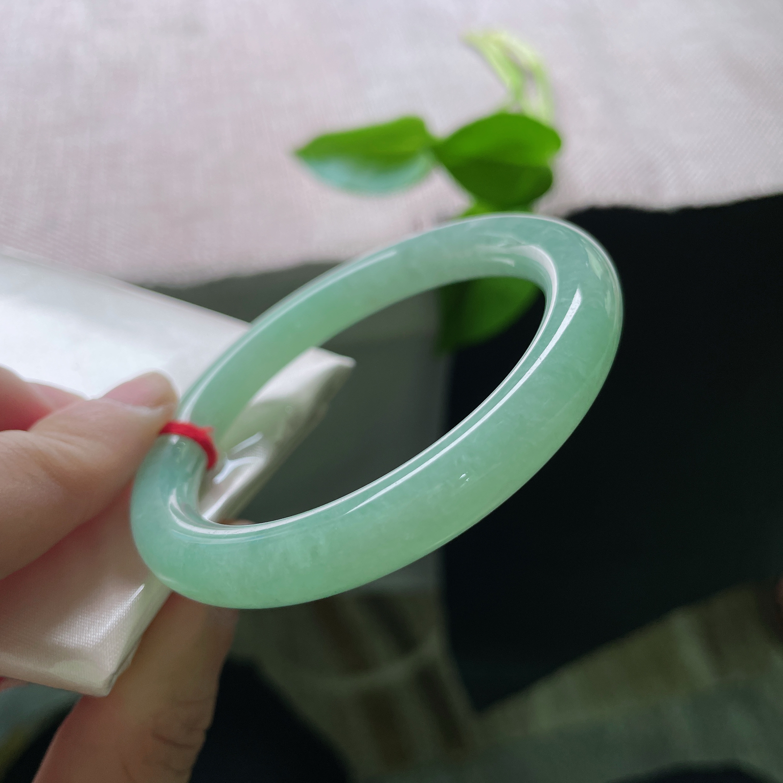 53.2/8.6果绿圆条，水润细腻，悠悠的云里有淡淡的绿，秀丽优雅，无暇