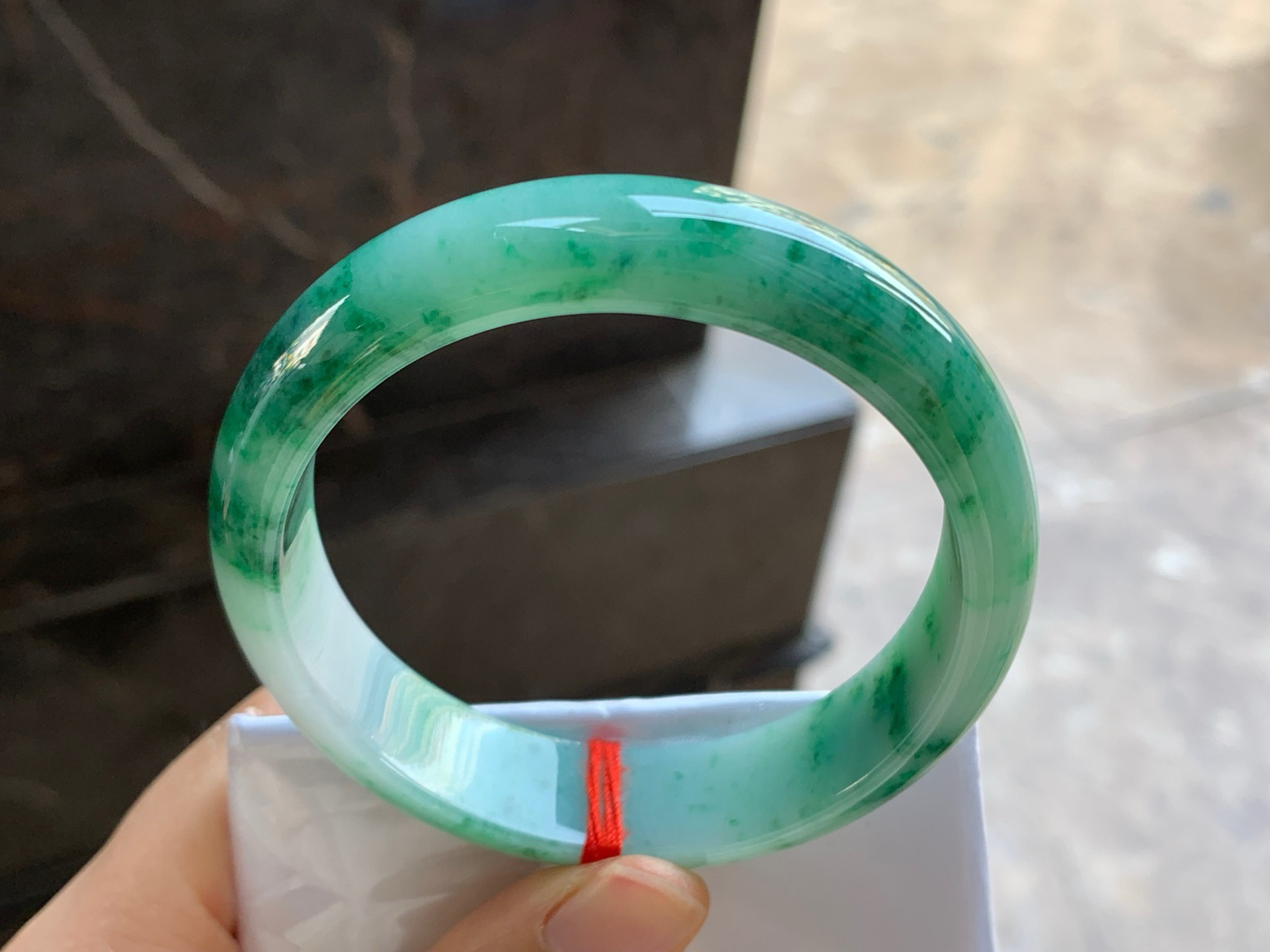 56.5-14.3-7.6

辣绿色手镯^_^鲜艳 玉质温润