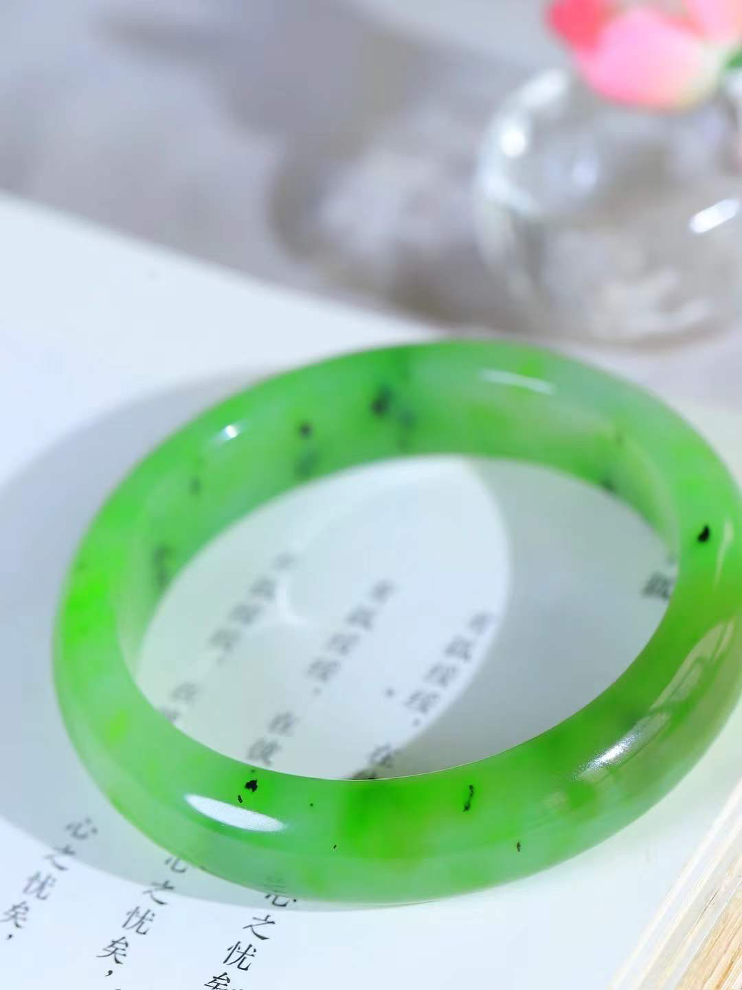 【碧波流转·手镯】

精品和田玉碧玉手镯，玉质细腻温润，手感舒适，️线条流畅，简约大气，美自天