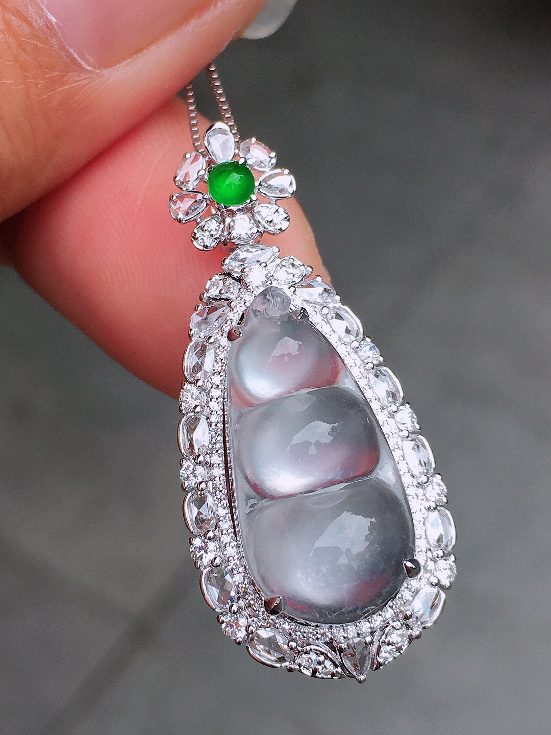 玻璃种福豆吊坠，玉质细腻，荧光感超
强，饱满圆润，尽显优雅气质，18k
金豪华镶嵌